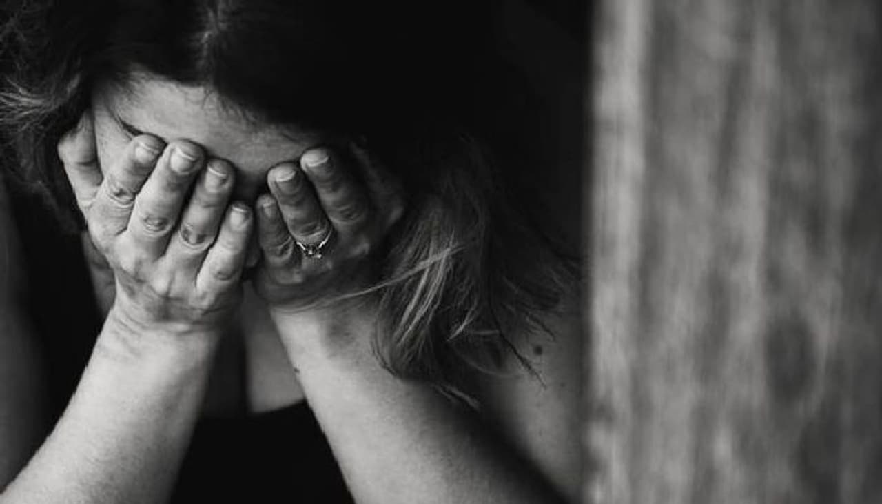 <p>ಇಂದಿನ ಜೀವನ ಶೈಲಿಯಲ್ಲಿ ಜನ ಎಷ್ಟು ವ್ಯಸ್ತವಾಗಿದ್ದೇವೆ ಮತ್ತು ಮಾನಸಿಕ ಆರೋಗ್ಯದ ಮೇಲೆ ಜೀವನಶೈಲಿ ನಿರಂತರ ಪರಿಣಾಮ ಬೀರುತ್ತಿದೆ ಎಂಬುದನ್ನು ನೋಡಿ ಪ್ರತಿಯೊಬ್ಬರೂ ಒದ್ದಾಡುವಂತಾಗಿದೆ. </p> <p>ಇಂದಿನ ಜೀವನ ಶೈಲಿಯಲ್ಲಿ ಜನ ಎಷ್ಟು ವ್ಯಸ್ತವಾಗಿದ್ದೇವೆ ಮತ್ತು ಮಾನಸಿಕ ಆರೋಗ್ಯದ ಮೇಲೆ ಜೀವನಶೈಲಿ ನಿರಂತರ ಪರಿಣಾಮ ಬೀರುತ್ತಿದೆ ಎಂಬುದನ್ನು ನೋಡಿ ಪ್ರತಿಯೊಬ್ಬರೂ ಒದ್ದಾಡುವಂತಾಗಿದೆ. </p>