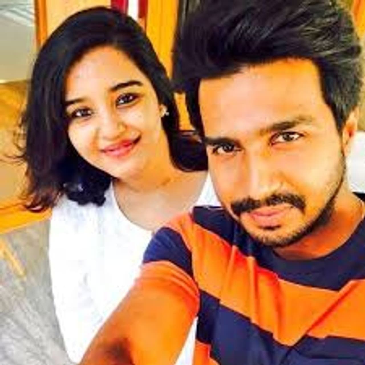 <p>விஷ்ணு விஷால் ரஜினி நட்ராஜ்யை காதலித்து 2011 ஆம் ஆண்டு திருமணம் செய்து கொண்டார் கொஞ்சம் வருடங்கள் கழித்து 2018 ஆம் ஆண்டு விவாகரத்து செய்து கொண்டார் </p> <p>விஷ்ணு விஷால் ரஜினி நட்ராஜ்யை காதலித்து 2011 ஆம் ஆண்டு திருமணம் செய்து கொண்டார் கொஞ்சம் வருடங்கள் கழித்து 2018 ஆம் ஆண்டு விவாகரத்து செய்து கொண்டார் </p>