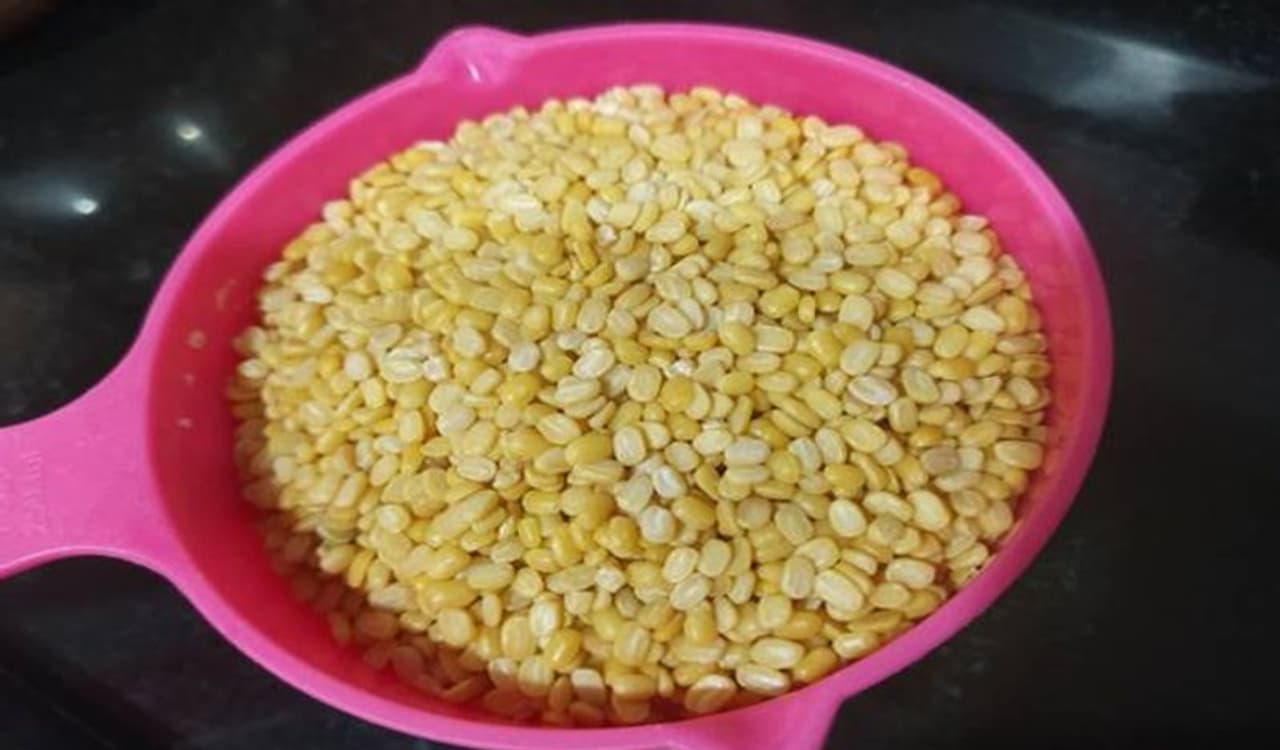 <p style="text align: justify;">ಮೂಂಗ್ ದಾಲ್ ಅಥವಾ ಹೆಸರು ಬೇಳೆಯನ್ನು ಲಾಡು, ಪರಾಟಾಗಳು ಮುಂತಾದ ಅನೇಕ ರೀತಿಯಲ್ಲಿ ಬಳಸಲಾಗುತ್ತದೆ. ಆದರೆ ನೀವು ಅದನ್ನು ಕುದಿಸಿ ಅದರ ನೀರನ್ನು ಸೇವಿಸಿದರೆ, ಅದು ಹಿಡಿದಿರುವ ಅನೇಕ ಪಟ್ಟು ಪ್ರಯೋಜನಗಳನ್ನು ಪಡೆಯಬಹುದು. ಆದ್ದರಿಂದ ಪ್ರತಿದಿನ ಒಂದು ಲೋಟ ನೀರಿನೊಂದಿಗೆ ಹೆಸರು ಬೇಳೆ ನೀರನ್ನು ಸೇವಿಸಿದರೆ ನಾವು ಯಾವ ರೀತಿಯ ಸಮಸ್ಯೆಗಳನ್ನು ತಪ್ಪಿಸಬಹುದು ಎಂದು ನೋಡೋಣ.</p> <p style="text align: justify;">ಮೂಂಗ್ ದಾಲ್ ಅಥವಾ ಹೆಸರು ಬೇಳೆಯನ್ನು ಲಾಡು, ಪರಾಟಾಗಳು ಮುಂತಾದ ಅನೇಕ ರೀತಿಯಲ್ಲಿ ಬಳಸಲಾಗುತ್ತದೆ. ಆದರೆ ನೀವು ಅದನ್ನು ಕುದಿಸಿ ಅದರ ನೀರನ್ನು ಸೇವಿಸಿದರೆ, ಅದು ಹಿಡಿದಿರುವ ಅನೇಕ ಪಟ್ಟು ಪ್ರಯೋಜನಗಳನ್ನು ಪಡೆಯಬಹುದು. ಆದ್ದರಿಂದ ಪ್ರತಿದಿನ ಒಂದು ಲೋಟ ನೀರಿನೊಂದಿಗೆ ಹೆಸರು ಬೇಳೆ ನೀರನ್ನು ಸೇವಿಸಿದರೆ ನಾವು ಯಾವ ರೀತಿಯ ಸಮಸ್ಯೆಗಳನ್ನು ತಪ್ಪಿಸಬಹುದು ಎಂದು ನೋಡೋಣ.</p>