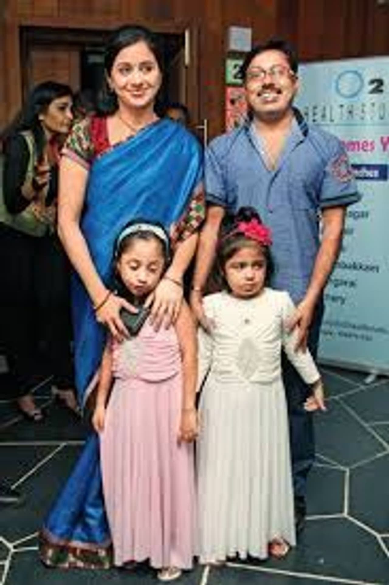 <p>தேவயாணி தன் குடும்பத்துடன் எடுத்த புகைப்படத்தில் ஒரு குழந்தை அப்பா மாதிரியும் இன்னொரு குழந்தை அம்மா மாதிரி இருக்கிறார்கள் </p> <p>தேவயாணி தன் குடும்பத்துடன் எடுத்த புகைப்படத்தில் ஒரு குழந்தை அப்பா மாதிரியும் இன்னொரு குழந்தை அம்மா மாதிரி இருக்கிறார்கள் </p>