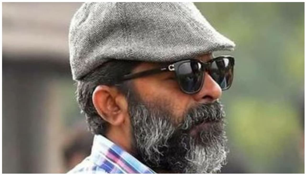 <p>സമൂഹ്യമാധ്യമത്തില്‍ സച്ചിക്ക് ആദരവ് അറിയിച്ചപ്പോഴാണ് അദ്ദേഹത്തിന്റെ സിനിമയില്‍ അഭിനയിക്കാൻ കൊതിച്ച കാര്യം വിനോദ് കോവൂര്‍ പറഞ്ഞത്.</p>