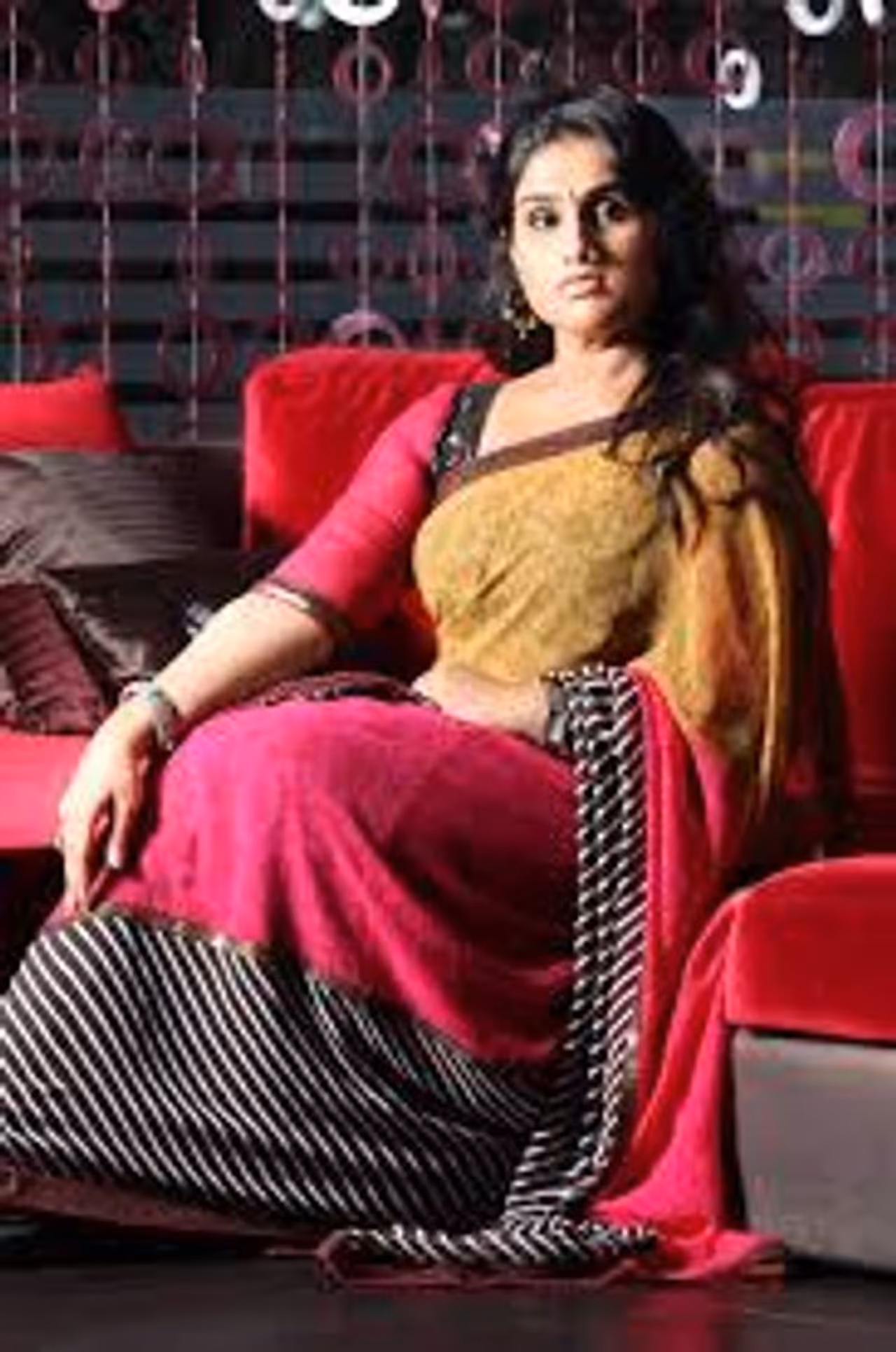 <p><br />தளபதி விஜய்க்கு ஜோடியாக, கடந்த 1995 ஆம் ஆண்டு வெளியான, சந்திரா லேகா என்கிற திரைப்படத்தின் மூலம் கதாநாயகியாக அறிமுகமானவர், நடிகை வனிதா விஜயகுமார்.ஒரு சில படங்கள் மட்டுமே நடித்த வனிதா, பின் திருமணம் செய்து கொண்டு திரையுலகை விட்டு முழுமையாக விலகினார். </p> <p><br />தளபதி விஜய்க்கு ஜோடியாக, கடந்த 1995 ஆம் ஆண்டு வெளியான, சந்திரா லேகா என்கிற திரைப்படத்தின் மூலம் கதாநாயகியாக அறிமுகமானவர், நடிகை வனிதா விஜயகுமார்.ஒரு சில படங்கள் மட்டுமே நடித்த வனிதா, பின் திருமணம் செய்து கொண்டு திரையுலகை விட்டு முழுமையாக விலகினார். </p>