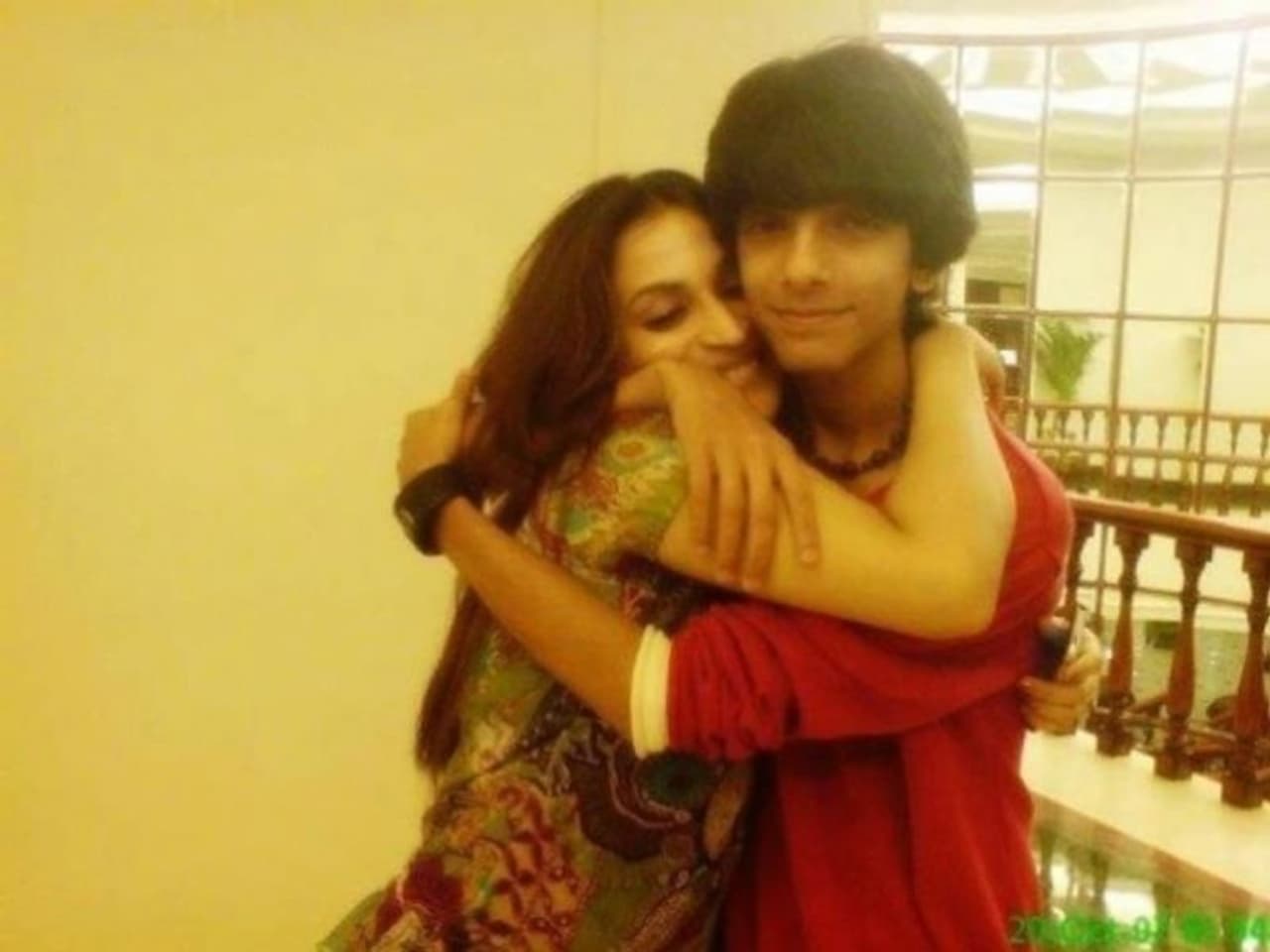 <p>ரஜினியின் மகளான ஐஸ்வர்யாவின் சித்தி மகனான அனிருத்தின் இசை ஆர்வத்தை ஒட்டுமொத்த குடும்பமே ஆதரித்ததால் இன்று தமிழ் திரையுலகில் முன்னணி இசையமைப்பாளராக வலம் வருகிறார். </p> <p>ரஜினியின் மகளான ஐஸ்வர்யாவின் சித்தி மகனான அனிருத்தின் இசை ஆர்வத்தை ஒட்டுமொத்த குடும்பமே ஆதரித்ததால் இன்று தமிழ் திரையுலகில் முன்னணி இசையமைப்பாளராக வலம் வருகிறார். </p>