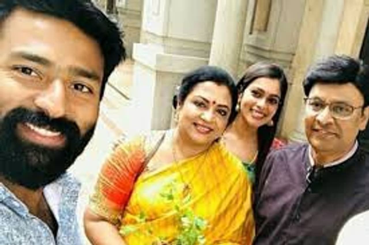 <p>சாந்தனு அப்பா , அம்மா மனைவியுடன் செலஃயி எடுத்த இன்ஸ்டாகிராமில் பகிர்ந்தன </p> <p>சாந்தனு அப்பா , அம்மா மனைவியுடன் செலஃயி எடுத்த இன்ஸ்டாகிராமில் பகிர்ந்தன </p>