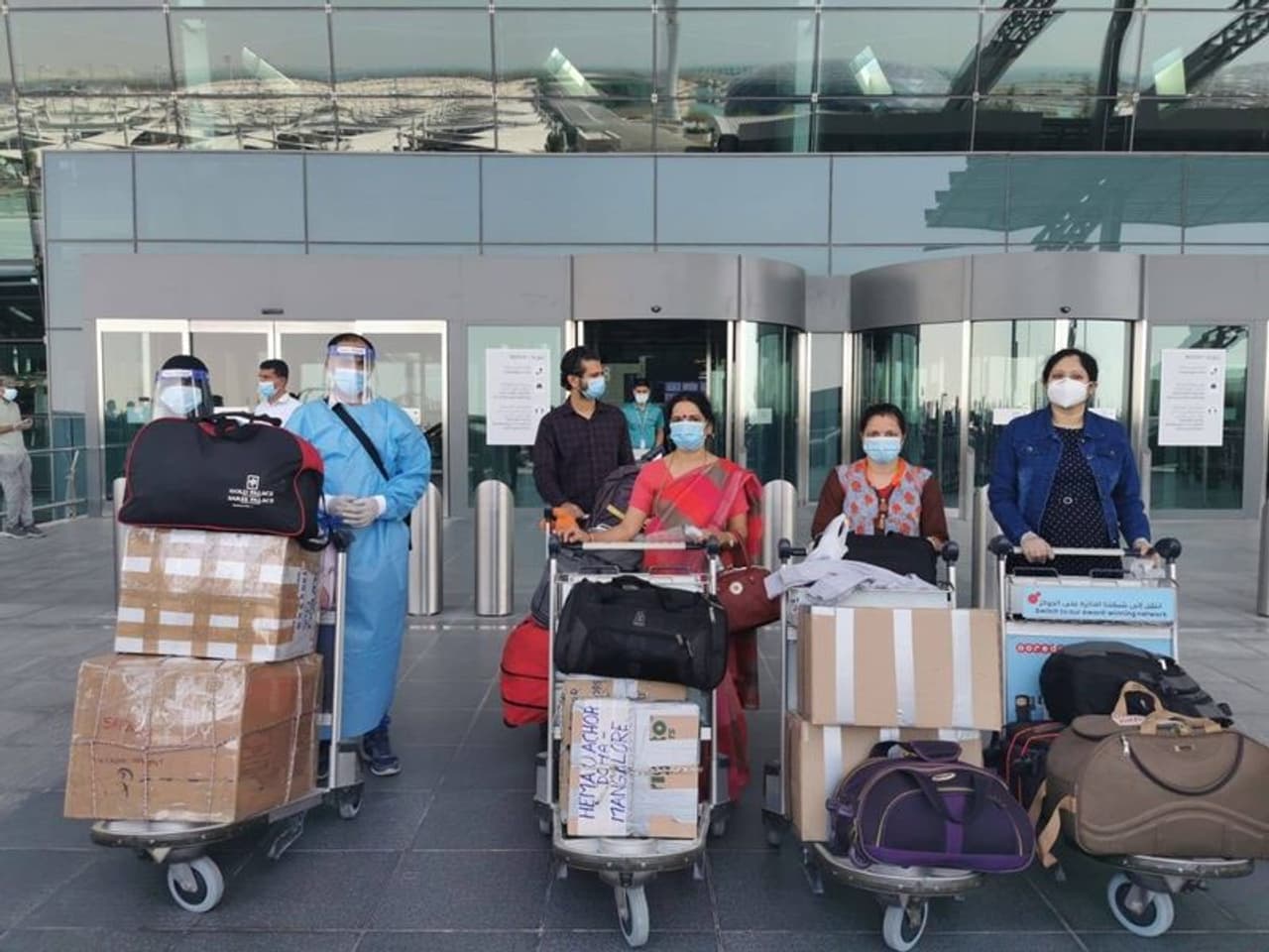 <p>ಕೊರೋನಾ ಲಾಕ್ಡೌನ್ ಬಳಿಕ ಸಂಕಷ್ಟದಲ್ಲಿರುವ ದೋಹಾ ಕತಾರ್ನ ಅನಿವಾಸಿ ಕನ್ನಡಿಗರ ಅವಿರತ ಪ್ರಯತ್ನಕ್ಕೆ ಕೊನೆಗೂ ಶುಕ್ರವಾರ ಯಶಸ್ಸು ಸಿಕ್ಕಿದೆ. ಬೆಂಗಳೂರು ಬಳಿಕ ಇದೇ ಮೊದಲ ಬಾರಿಗೆ ಕೇಂದ್ರ ಸರ್ಕಾರದ ವಂದೇ ಭಾರತ್ ಮಿಷನ್ ಕಾರ್ಯಾಚರಣೆಯಲ್ಲಿ ಮೊದಲ ವಿಮಾನ ಕತಾರ್ನಿಂದ ಮಂಗಳೂರಿಗೆ ಬಂದಿಳಿದಿದೆ.</p> <p>ಕೊರೋನಾ ಲಾಕ್ಡೌನ್ ಬಳಿಕ ಸಂಕಷ್ಟದಲ್ಲಿರುವ ದೋಹಾ ಕತಾರ್ನ ಅನಿವಾಸಿ ಕನ್ನಡಿಗರ ಅವಿರತ ಪ್ರಯತ್ನಕ್ಕೆ ಕೊನೆಗೂ ಶುಕ್ರವಾರ ಯಶಸ್ಸು ಸಿಕ್ಕಿದೆ. ಬೆಂಗಳೂರು ಬಳಿಕ ಇದೇ ಮೊದಲ ಬಾರಿಗೆ ಕೇಂದ್ರ ಸರ್ಕಾರದ ವಂದೇ ಭಾರತ್ ಮಿಷನ್ ಕಾರ್ಯಾಚರಣೆಯಲ್ಲಿ ಮೊದಲ ವಿಮಾನ ಕತಾರ್ನಿಂದ ಮಂಗಳೂರಿಗೆ ಬಂದಿಳಿದಿದೆ.</p>