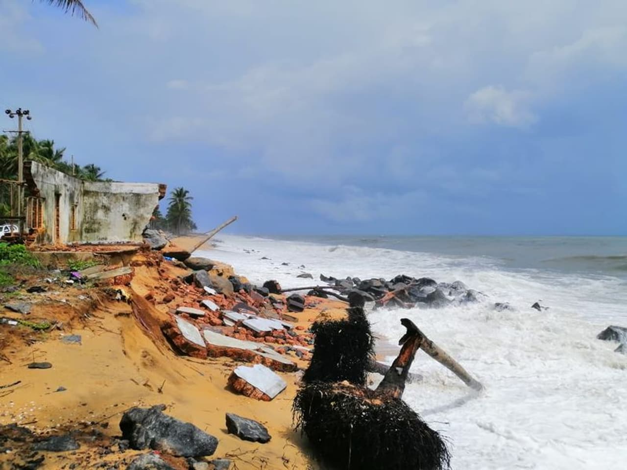 <p>ದಕ್ಷಿಣ ಕನ್ನಡದ ಉಚ್ಚಿಲ ಸೋಮೇಶ್ವರ ಭಾಗದಲ್ಲಿ ಕಡಲ್ಕೊರೆತ ತೀವ್ರಗೊಂಡಿದ್ದು, ಸೋಮೇಶ್ವರ ಮತ್ತು ಉಚ್ಚಿಲ ಭಾಗದಲ್ಲಿರುವ ಎರಡು ಮನೆಗಳು ತೀವ್ರ ಅಪಾಯದಂಚಿಗೆ ತಲುಪಿದೆ.</p> <p>ದಕ್ಷಿಣ ಕನ್ನಡದ ಉಚ್ಚಿಲ ಸೋಮೇಶ್ವರ ಭಾಗದಲ್ಲಿ ಕಡಲ್ಕೊರೆತ ತೀವ್ರಗೊಂಡಿದ್ದು, ಸೋಮೇಶ್ವರ ಮತ್ತು ಉಚ್ಚಿಲ ಭಾಗದಲ್ಲಿರುವ ಎರಡು ಮನೆಗಳು ತೀವ್ರ ಅಪಾಯದಂಚಿಗೆ ತಲುಪಿದೆ.</p>