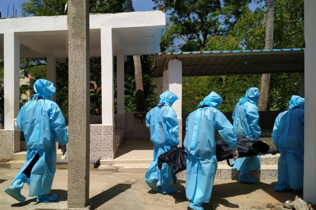 <p>மருத்துவமணையில் இருந்து கொரோனா நோயாளிகளை வெளிய எடுத்து வரும் புகைப்படம் </p> <p>மருத்துவமணையில் இருந்து கொரோனா நோயாளிகளை வெளிய எடுத்து வரும் புகைப்படம் </p>