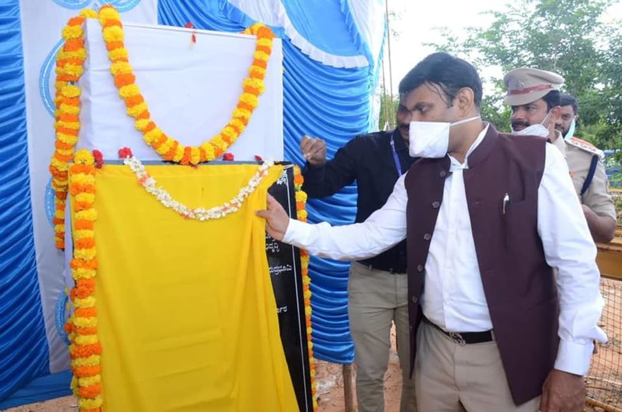 <p>ಜಿಲ್ಲಾ ಉಸ್ತುವಾರಿ ಸಚಿವ ಡಾ.ಕೆ. ಸುಧಾಕರ್ ಅವರು ಶುಕ್ರವಾರ ಜಿಲ್ಲಾ ಕೇಂದ್ರದಲ್ಲಿ ಹಲವು ಅಭಿವೃದ್ಧಿ ಕಾಮಗಾರಿಗಳಿಗೆ ಚಾಲನೆ ನೀಡುವ ಜೊತೆಗೆ ಹೆಬ್ಬಾಳ ನಾಗವಾರ ಕೆರೆಗಳ ಸಂಸ್ಕರಿಸಿದ ತ್ಯಾಜ್ಯ ನೀರು ಹರಿಯುತ್ತಿರುವ ಕೆರೆಗಳಿಗೆ ಭೇಟಿ ನೀಡಿ ಪರಿಶೀಲನೆ ನಡೆಸಿದರು. ಚಿಕ್ಕಬಳ್ಳಾಪುರ ನಗರದ ಕೈಗಾರಿಕಾ ಸಂಕೀರ್ಣದಲ್ಲಿರುವ ರುದ್ರ ಭೂಮಿಯಲ್ಲಿ ನಿರ್ಮಿಸಲು ಉದ್ದೇಶಿಸಿರುವ ವಿದ್ಯುತ್ ಚಿತಾಗಾರ ಕಾಮಗಾರಿಗೆ ಜಿಲ್ಲಾ ಉಸ್ತುವಾರಿ ಸಚಿವ ಡಾ.ಕೆ. ಸುಧಾಕರ್ ಶುಕ್ರವಾರ ಚಾಲನೆ ನೀಡಿದರು. ಮುಖ್ಯಮಂತ್ರಿಗಳ ವಿಶೇಷ ನಿಧಿಯಲ್ಲಿ 2 ಕೋಟಿ ವೆಚ್ಚದಲ್ಲಿ ನಿರ್ಮಾಣವಾಗುತ್ತಿರುವ ವಿದ್ಯುತ್ ಚಿತಾಗಾರದಿಂದ ನಗರದ ಜನತೆ ಸದುಪಯೋಗವಾಗಲಿ ಎಂದರು.</p> <p>ಜಿಲ್ಲಾ ಉಸ್ತುವಾರಿ ಸಚಿವ ಡಾ.ಕೆ. ಸುಧಾಕರ್ ಅವರು ಶುಕ್ರವಾರ ಜಿಲ್ಲಾ ಕೇಂದ್ರದಲ್ಲಿ ಹಲವು ಅಭಿವೃದ್ಧಿ ಕಾಮಗಾರಿಗಳಿಗೆ ಚಾಲನೆ ನೀಡುವ ಜೊತೆಗೆ ಹೆಬ್ಬಾಳ ನಾಗವಾರ ಕೆರೆಗಳ ಸಂಸ್ಕರಿಸಿದ ತ್ಯಾಜ್ಯ ನೀರು ಹರಿಯುತ್ತಿರುವ ಕೆರೆಗಳಿಗೆ ಭೇಟಿ ನೀಡಿ ಪರಿಶೀಲನೆ ನಡೆಸಿದರು. ಚಿಕ್ಕಬಳ್ಳಾಪುರ ನಗರದ ಕೈಗಾರಿಕಾ ಸಂಕೀರ್ಣದಲ್ಲಿರುವ ರುದ್ರ ಭೂಮಿಯಲ್ಲಿ ನಿರ್ಮಿಸಲು ಉದ್ದೇಶಿಸಿರುವ ವಿದ್ಯುತ್ ಚಿತಾಗಾರ ಕಾಮಗಾರಿಗೆ ಜಿಲ್ಲಾ ಉಸ್ತುವಾರಿ ಸಚಿವ ಡಾ.ಕೆ. ಸುಧಾಕರ್ ಶುಕ್ರವಾರ ಚಾಲನೆ ನೀಡಿದರು. ಮುಖ್ಯಮಂತ್ರಿಗಳ ವಿಶೇಷ ನಿಧಿಯಲ್ಲಿ 2 ಕೋಟಿ ವೆಚ್ಚದಲ್ಲಿ ನಿರ್ಮಾಣವಾಗುತ್ತಿರುವ ವಿದ್ಯುತ್ ಚಿತಾಗಾರದಿಂದ ನಗರದ ಜನತೆ ಸದುಪಯೋಗವಾಗಲಿ ಎಂದರು.</p>