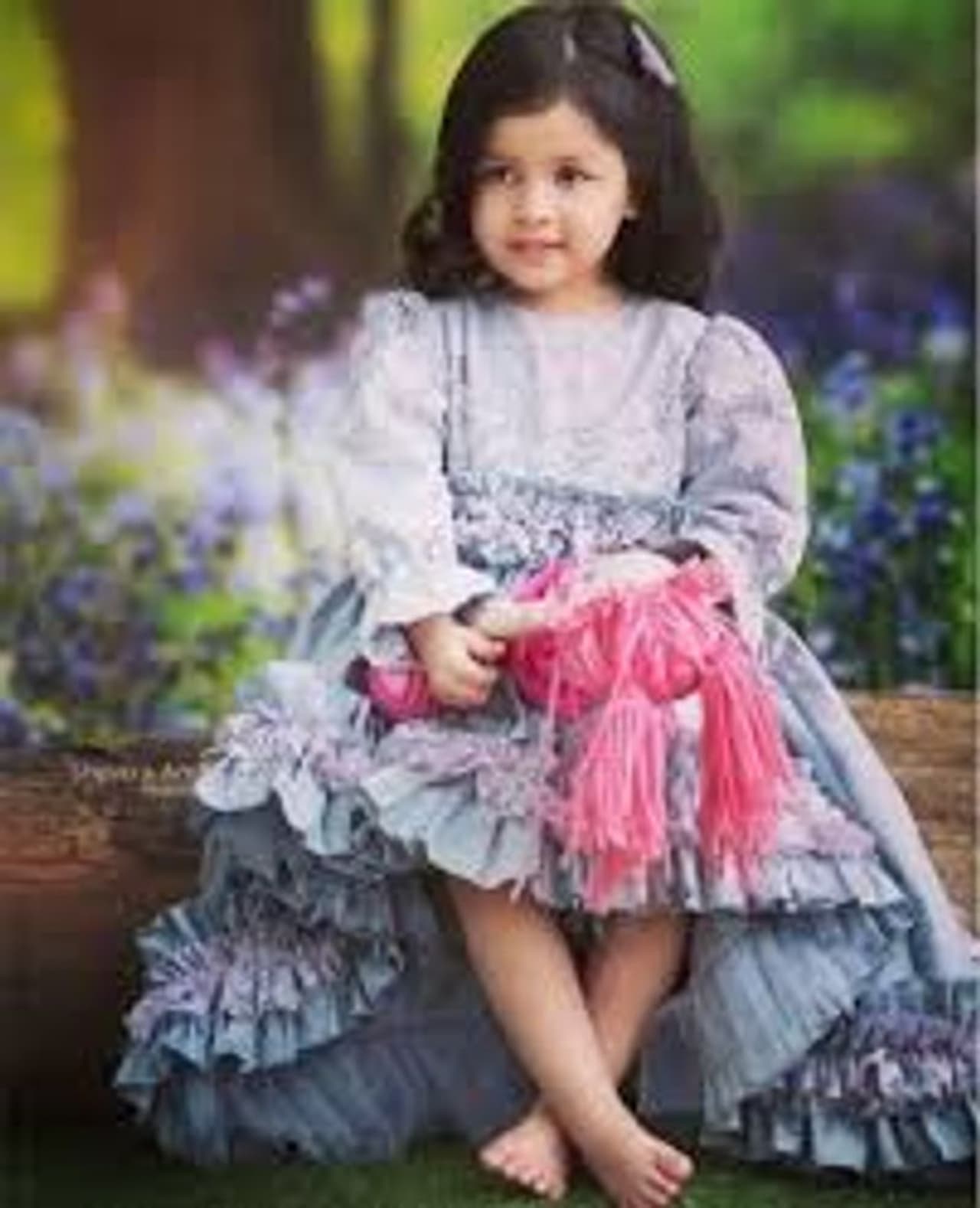 <p>టీమిండియా మాజీ కెప్టెన్ మహేంద్రసింగ్ ధోనీ గారాలపట్టి జీవా సోషల్ మీడియాలో సంచలనాలు సృష్టిస్తోంది. సాధారణంగా స్టార్ కిడ్స్ అనగానే ఎవరైనా ప్రత్యేకంగానే చూస్తారు. అయితే.. జీవా ధోనీ మాత్రం మిగితావారికంటే తాను భిన్నమని నిరూపిస్తోంది. వారందరికన్నా ఎక్కువ పాపులారిటీ రోజు రోజుకీ పెంచేసుకుంటుంది.</p> <p>టీమిండియా మాజీ కెప్టెన్ మహేంద్రసింగ్ ధోనీ గారాలపట్టి జీవా సోషల్ మీడియాలో సంచలనాలు సృష్టిస్తోంది. సాధారణంగా స్టార్ కిడ్స్ అనగానే ఎవరైనా ప్రత్యేకంగానే చూస్తారు. అయితే.. జీవా ధోనీ మాత్రం మిగితావారికంటే తాను భిన్నమని నిరూపిస్తోంది. వారందరికన్నా ఎక్కువ పాపులారిటీ రోజు రోజుకీ పెంచేసుకుంటుంది.</p>