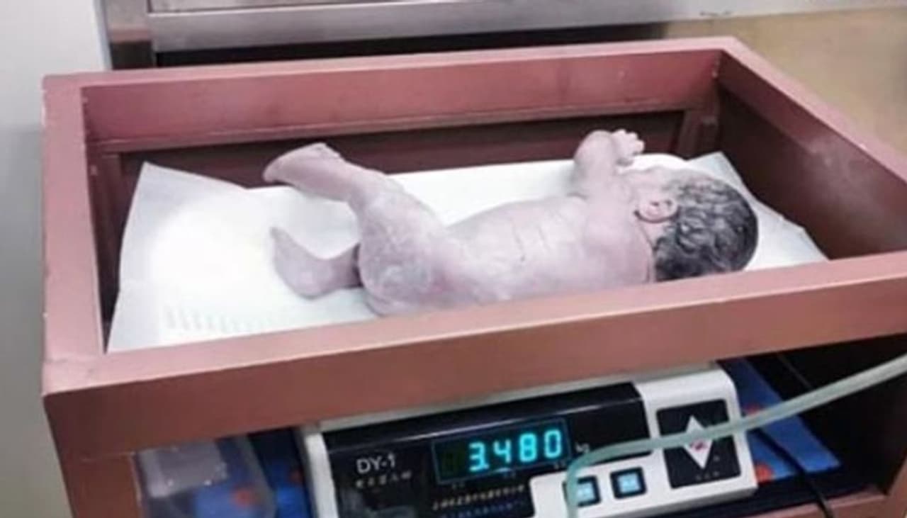 <p>ಚೀನಾದ ಓರ್ವ ಮಹಿಳೆ ವಾಂಗ್ ಮದುವೆ ಬಳಿಕ ಐದು ವರ್ಷದವರೆಗೆ ಗರ್ಭಿಣಿಯಾಗಲು ಯತ್ನಿಸಿದ್ದಾರೆ. ಆದರೆ ಗರ್ಭಧಾರಣೆ ಸಾಧ್ಯವಾಗಲಿಲ್ಲ.</p> <p>ಚೀನಾದ ಓರ್ವ ಮಹಿಳೆ ವಾಂಗ್ ಮದುವೆ ಬಳಿಕ ಐದು ವರ್ಷದವರೆಗೆ ಗರ್ಭಿಣಿಯಾಗಲು ಯತ್ನಿಸಿದ್ದಾರೆ. ಆದರೆ ಗರ್ಭಧಾರಣೆ ಸಾಧ್ಯವಾಗಲಿಲ್ಲ.</p>