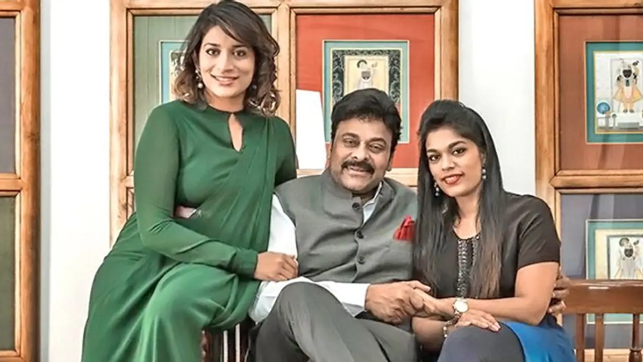 <p><strong>ಚಿರಂಜೀವಿ (ಸುಶ್ಮಿತಾ ಮತ್ತು ಶ್ರೀಜಾ):</strong><br />ತೆಲಗು ಮೆಗಾ ಸ್ಟಾರ್ ಚಿರಂಜೀವಿ ಮಗ ರಾಮ್ಚರಣ್ ತೇಜ ಮತ್ತು ಇಬ್ಬರು ಪುತ್ರಿ ಸುಷ್ಮಿತಾ ಮತ್ತು ಶ್ರೀಜಾರನ್ನು ಹೊಂದಿದ್ದಾರೆ. ಸುಷ್ಮಿತಾ ವಿಷ್ಣು ಪ್ರಸಾದ್ರನ್ನು ವಿವಾಹವಾಗಿದ್ದಾರೆ.ಶ್ರೀಜಾ ಶಿರೀಶ್ ಭರದ್ವಾಜ್ ಅವರೊಂದಿಗೆ ಸೀಕ್ರೆಟ್ ಮದುವೆಯಾಗಿದ್ದರು. ನಂತರ ಇಬ್ಬರ ನಡುವಿನ ಸಂಬಂಧ ಹದಗೆಟ್ಟು, ವಿಚ್ಛೇದನ ಪಡೆದರು. ನಂತರ ಶ್ರೀಜಾ ಆಭರಣ ಉದ್ಯಮಿ ಕಲ್ಯಾಣ್ರನ್ನು ಕುಟುಂಬದ ಇಷ್ಟದಂತೆ ಮದುವೆಯಾದರು.</p> <p><strong>ಚಿರಂಜೀವಿ (ಸುಶ್ಮಿತಾ ಮತ್ತು ಶ್ರೀಜಾ):</strong><br />ತೆಲಗು ಮೆಗಾ ಸ್ಟಾರ್ ಚಿರಂಜೀವಿ ಮಗ ರಾಮ್ಚರಣ್ ತೇಜ ಮತ್ತು ಇಬ್ಬರು ಪುತ್ರಿ ಸುಷ್ಮಿತಾ ಮತ್ತು ಶ್ರೀಜಾರನ್ನು ಹೊಂದಿದ್ದಾರೆ. ಸುಷ್ಮಿತಾ ವಿಷ್ಣು ಪ್ರಸಾದ್ರನ್ನು ವಿವಾಹವಾಗಿದ್ದಾರೆ.ಶ್ರೀಜಾ ಶಿರೀಶ್ ಭರದ್ವಾಜ್ ಅವರೊಂದಿಗೆ ಸೀಕ್ರೆಟ್ ಮದುವೆಯಾಗಿದ್ದರು. ನಂತರ ಇಬ್ಬರ ನಡುವಿನ ಸಂಬಂಧ ಹದಗೆಟ್ಟು, ವಿಚ್ಛೇದನ ಪಡೆದರು. ನಂತರ ಶ್ರೀಜಾ ಆಭರಣ ಉದ್ಯಮಿ ಕಲ್ಯಾಣ್ರನ್ನು ಕುಟುಂಬದ ಇಷ್ಟದಂತೆ ಮದುವೆಯಾದರು.</p>