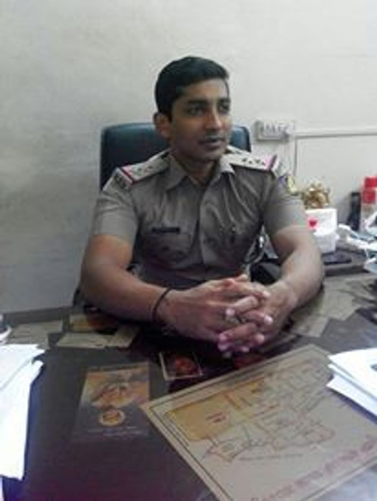 <p>ಬೆಂಗಳೂರಿನ ವಿಶ್ವನಾಥಪುರ ಪೊಲೀಸ್ ಠಾಣೆಯಲ್ಲಿ ಸಬ್ಇನ್ಸ್ಪೆಕ್ಟರ್ ಆಗಿರುವ ಪುತ್ತೂರು ತಾಲೂಕಿನ ಕೆಯ್ಯೂರು ಗ್ರಾಮದ ಮಾಡಾವು ನಿವಾಸಿ ನಿವೃತ್ತ ಸರ್ವೇ ಸೂಪರ್ವೈಸರ್ ಬಾಲಕೃಷ್ಣ ಪೂಜಾರಿ ಗುಣವತಿ ದಂಪತಿಯ ಪುತ್ರ ಪ್ರದೀಪ್ ಪೂಜಾರಿ ತಮ್ಮ ಸೇವಾ ಮನೋಭಾವದಿಂದ ಗಮನ ಸೆಳೆದಿದ್ದಾರೆ.</p> <p>ಬೆಂಗಳೂರಿನ ವಿಶ್ವನಾಥಪುರ ಪೊಲೀಸ್ ಠಾಣೆಯಲ್ಲಿ ಸಬ್ಇನ್ಸ್ಪೆಕ್ಟರ್ ಆಗಿರುವ ಪುತ್ತೂರು ತಾಲೂಕಿನ ಕೆಯ್ಯೂರು ಗ್ರಾಮದ ಮಾಡಾವು ನಿವಾಸಿ ನಿವೃತ್ತ ಸರ್ವೇ ಸೂಪರ್ವೈಸರ್ ಬಾಲಕೃಷ್ಣ ಪೂಜಾರಿ ಗುಣವತಿ ದಂಪತಿಯ ಪುತ್ರ ಪ್ರದೀಪ್ ಪೂಜಾರಿ ತಮ್ಮ ಸೇವಾ ಮನೋಭಾವದಿಂದ ಗಮನ ಸೆಳೆದಿದ್ದಾರೆ.</p>