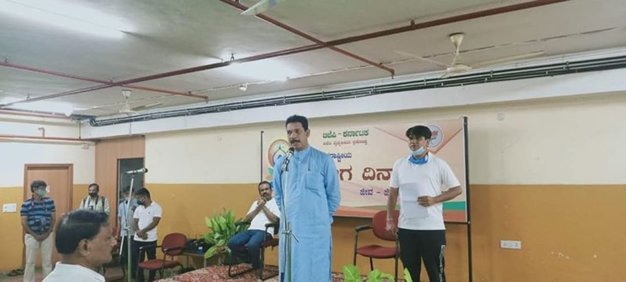 <p>ರಾಜ್ಯ ಬಿಜೆಪಿ ಕಚೇರಿಯಲ್ಲಿ ಅಂತಾರಾಷ್ಟ್ರೀಯ ಯೋಗ ದಿನಾಚರಣೆ ನಡೆದಿದೆ. ಬಿಜೆಪಿ ರಾಜ್ಯಾಧ್ಯಕ್ಷ ನಳಿನ್ ಕುಮಾರ್ ಕಟೀಲ್ ಸೇರಿದಂತೆ ಪಕ್ಷದ ಪ್ರಮುಖರು ಯೋಗ ಮಾಡಿದ್ದಾರೆ.</p> <p>ರಾಜ್ಯ ಬಿಜೆಪಿ ಕಚೇರಿಯಲ್ಲಿ ಅಂತಾರಾಷ್ಟ್ರೀಯ ಯೋಗ ದಿನಾಚರಣೆ ನಡೆದಿದೆ. ಬಿಜೆಪಿ ರಾಜ್ಯಾಧ್ಯಕ್ಷ ನಳಿನ್ ಕುಮಾರ್ ಕಟೀಲ್ ಸೇರಿದಂತೆ ಪಕ್ಷದ ಪ್ರಮುಖರು ಯೋಗ ಮಾಡಿದ್ದಾರೆ.</p>