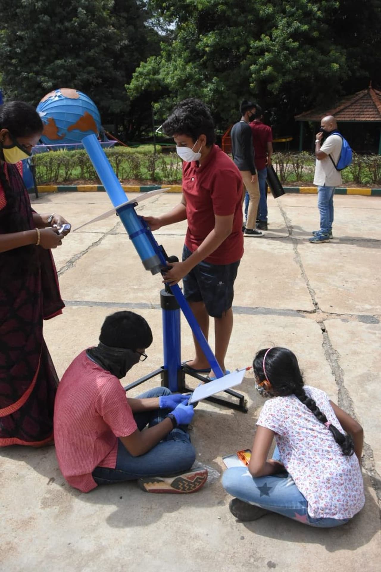 <p>ಅಪರೂಪದ ‘ಕಂಕಣ ಸೂರ್ಯಗ್ರಹಣ’ ಹಾಗೂ ‘ಪಾಶ್ರ್ವ ಸೂರ್ಯಗ್ರಹಣ’ ಸುಮಾರು ಮೂರೂವರೆ ತಾಸು ಸಂಭವಿಸಿದೆ</p> <p>ಅಪರೂಪದ ‘ಕಂಕಣ ಸೂರ್ಯಗ್ರಹಣ’ ಹಾಗೂ ‘ಪಾಶ್ರ್ವ ಸೂರ್ಯಗ್ರಹಣ’ ಸುಮಾರು ಮೂರೂವರೆ ತಾಸು ಸಂಭವಿಸಿದೆ</p>