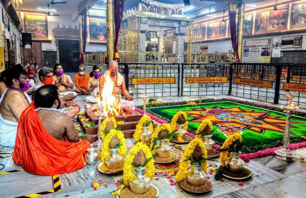 <p>ಜಯನಗರ ರಾಘವೇಂದ್ರ ಸ್ವಾಮಿ ಮಠದಲ್ಲಿ ವಿಶೇಷ ಹೋಮ ನಡೆದಿದ್ದು,&nbsp;ಸೂರ್ಯಗ್ರಹಣ ಶಾಂತಿಗಾಗಿ ಹೋಮ ನಡೆಸಲಾಗಿದೆ.</p>