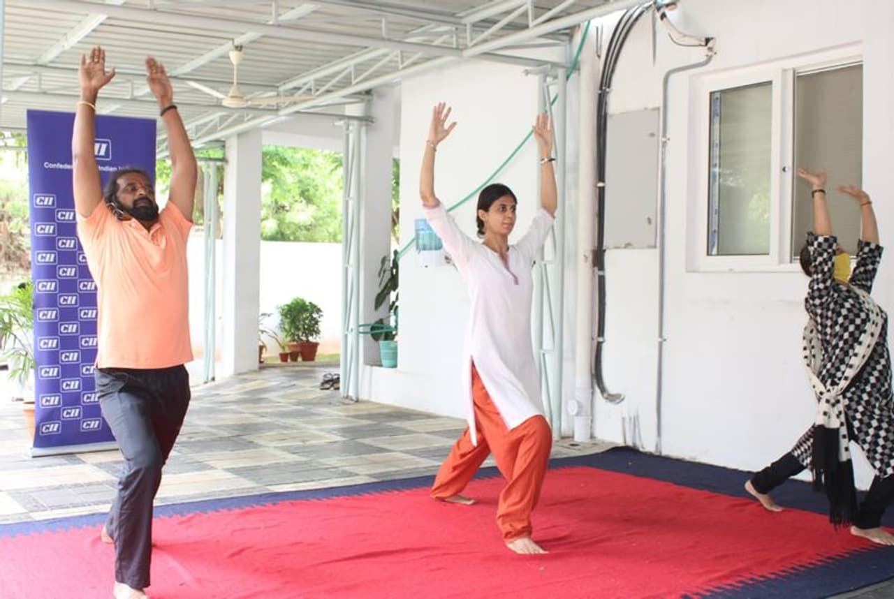 <p>యోగాసనాలు వేస్తున్న మంత్రి శ్రీనివాస్ గౌడ్</p> <p>యోగాసనాలు వేస్తున్న మంత్రి శ్రీనివాస్ గౌడ్</p>