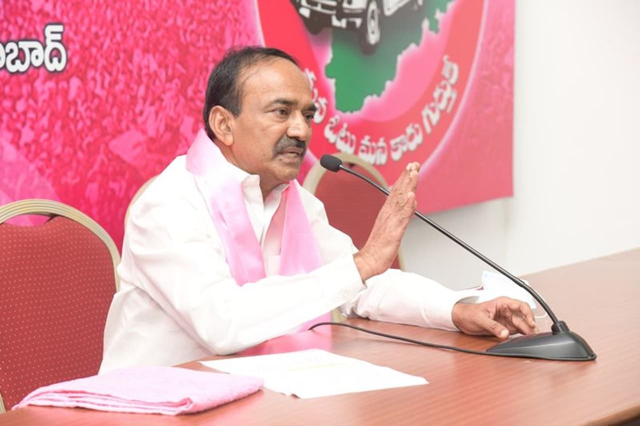 <p>తెలంగాణ రాజకీయాల్లో ప్రస్తుతం ఈటల రాజేందర్ వ్యవహారం హాట్ టాపిక్ గా మారిపోయింది. ఆయన మీద ఆరోపణలు మొదలు, నిన్నటి కార్ల ర్యాలీ, ఇందాకటి ప్రెస్ మీట్ వరకు అన్ని కూడా సంచలనమే అవుతున్నాయి. గత కొంతకాలంగా ఈటలకు కేసీఆర్ కి పొసగడం లేదు అనే వ్యాఖ్యలు వస్తున్నప్పటికీ... కరోనా వైరస్, ఆ తరువాత ఎన్నికలు అన్ని వెరసి ఆ విషయాన్నీ తెరాస అధిష్టానం అణిచిపెట్టినట్టుగా సమాచారం. </p> <p>తెలంగాణ రాజకీయాల్లో ప్రస్తుతం ఈటల రాజేందర్ వ్యవహారం హాట్ టాపిక్ గా మారిపోయింది. ఆయన మీద ఆరోపణలు మొదలు, నిన్నటి కార్ల ర్యాలీ, ఇందాకటి ప్రెస్ మీట్ వరకు అన్ని కూడా సంచలనమే అవుతున్నాయి. గత కొంతకాలంగా ఈటలకు కేసీఆర్ కి పొసగడం లేదు అనే వ్యాఖ్యలు వస్తున్నప్పటికీ... కరోనా వైరస్, ఆ తరువాత ఎన్నికలు అన్ని వెరసి ఆ విషయాన్నీ తెరాస అధిష్టానం అణిచిపెట్టినట్టుగా సమాచారం. </p>