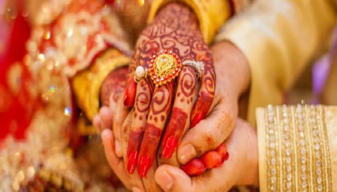 <p>ಬಿಹಾರದ ಡಿಹ್ಪಾಲಿ ಹಳ್ಳಿಯ ನಿವಾಸಿ ಓರ್ವ ಯುವಕ ಜೂನ್ 15 ರಂದು ಮದುವೆಯಾಗಿದ್ದ. ಈತ ಇತ್ತೀಚೆಗಷ್ಟೇ ದೆಲಿಯಿಂದ ಮರಳಿದ್ನಂತೆ. &nbsp;ಆದರೆ ಆತ ಮರಳಿದ್ದ ವೇಳೆ ಬಿಹಾರದ ಕ್ವಾರಂಟೈನ್‌ ಕೇಂದ್ರಗಳನ್ನು ಮುಚ್ಚಲಾಗಿತ್ತು. ಹೀಗಾಗಿ ಆತನನ್ನು ಹೋಂ ಕ್ವಾರಂಟೈನ್ ಮಾಡಲಾಗಿತ್ತು.</p>