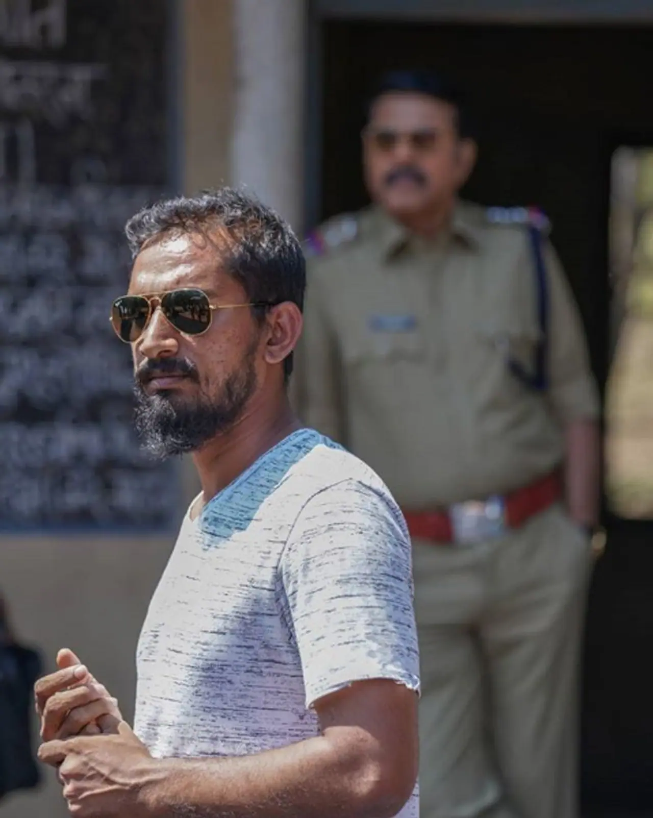 <p>ഖാലിദ് റഹ്മാന്‍ മൂന്നാമതായി സംവിധാനം ചെയ്യുന്ന ചിത്രമാണിത്. 'അനുരാഗ കരിക്കിന്‍ വെള്ള'വും ഉണ്ടയുമാണ് ആദ്യ ചിത്രങ്ങള്‍. രണ്ടു ചിത്രങ്ങളും ജനപ്രീതി നേടിയപ്പോള്‍ 'ഉണ്ട' അതിന്‍റെ രാഷ്ട്രീയ ഉള്ളടക്കം കൊണ്ട് നിരൂപകശ്രദ്ധയും നേടിയിരുന്നു.&nbsp;</p>