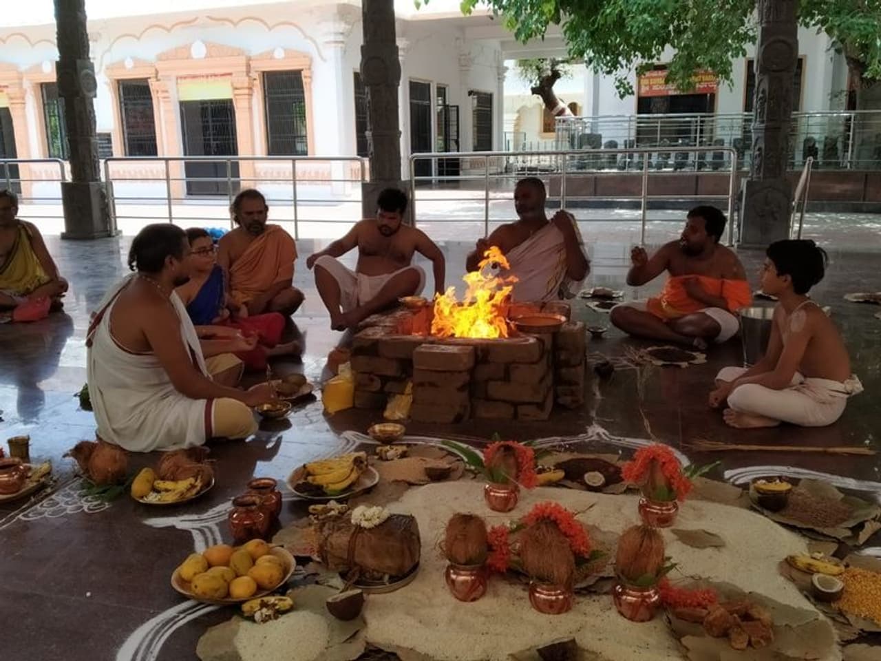 <p>ಖಂಡಗ್ರಾಸ ಸೂರ್ಯ ಗ್ರಹಣ ಹಿನ್ನೆಲೆಯಲ್ಲಿ ಮಂತ್ರಾಲಯ ಮಠದಲ್ಲಿ ವಿಶೇಷ ಹೋಮಗಳು ನಡೆದವು. </p> <p>ಖಂಡಗ್ರಾಸ ಸೂರ್ಯ ಗ್ರಹಣ ಹಿನ್ನೆಲೆಯಲ್ಲಿ ಮಂತ್ರಾಲಯ ಮಠದಲ್ಲಿ ವಿಶೇಷ ಹೋಮಗಳು ನಡೆದವು. </p>