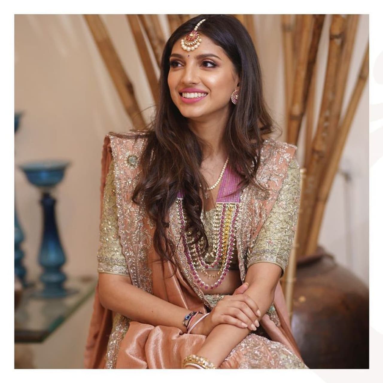 <p style="text align: justify;">టాలీవుడ్ మ్యాన్లీ హంక్ రానా దగ్గుబాటి త్వరలో పెళ్లి పీటలెక్కనున్న సంగతి తెలిసిందే. చాలా కాలంగా పెళ్లి మాటను వాయిదా వేస్తూ వచ్చిన ఈ యంగ్ హీరో ఇటీవల తన మనసుకు నచ్చిన అమ్మాయిని కుటుంభ్యులకు, అభిమానులకు పరిచయం చేశాడు. హైదరాబాద్కే చెందిన మిహీకా బజాజ్ను పెళ్లాడబోతున్నాడు రానా.</p> <p style="text align: justify;">టాలీవుడ్ మ్యాన్లీ హంక్ రానా దగ్గుబాటి త్వరలో పెళ్లి పీటలెక్కనున్న సంగతి తెలిసిందే. చాలా కాలంగా పెళ్లి మాటను వాయిదా వేస్తూ వచ్చిన ఈ యంగ్ హీరో ఇటీవల తన మనసుకు నచ్చిన అమ్మాయిని కుటుంభ్యులకు, అభిమానులకు పరిచయం చేశాడు. హైదరాబాద్కే చెందిన మిహీకా బజాజ్ను పెళ్లాడబోతున్నాడు రానా.</p>