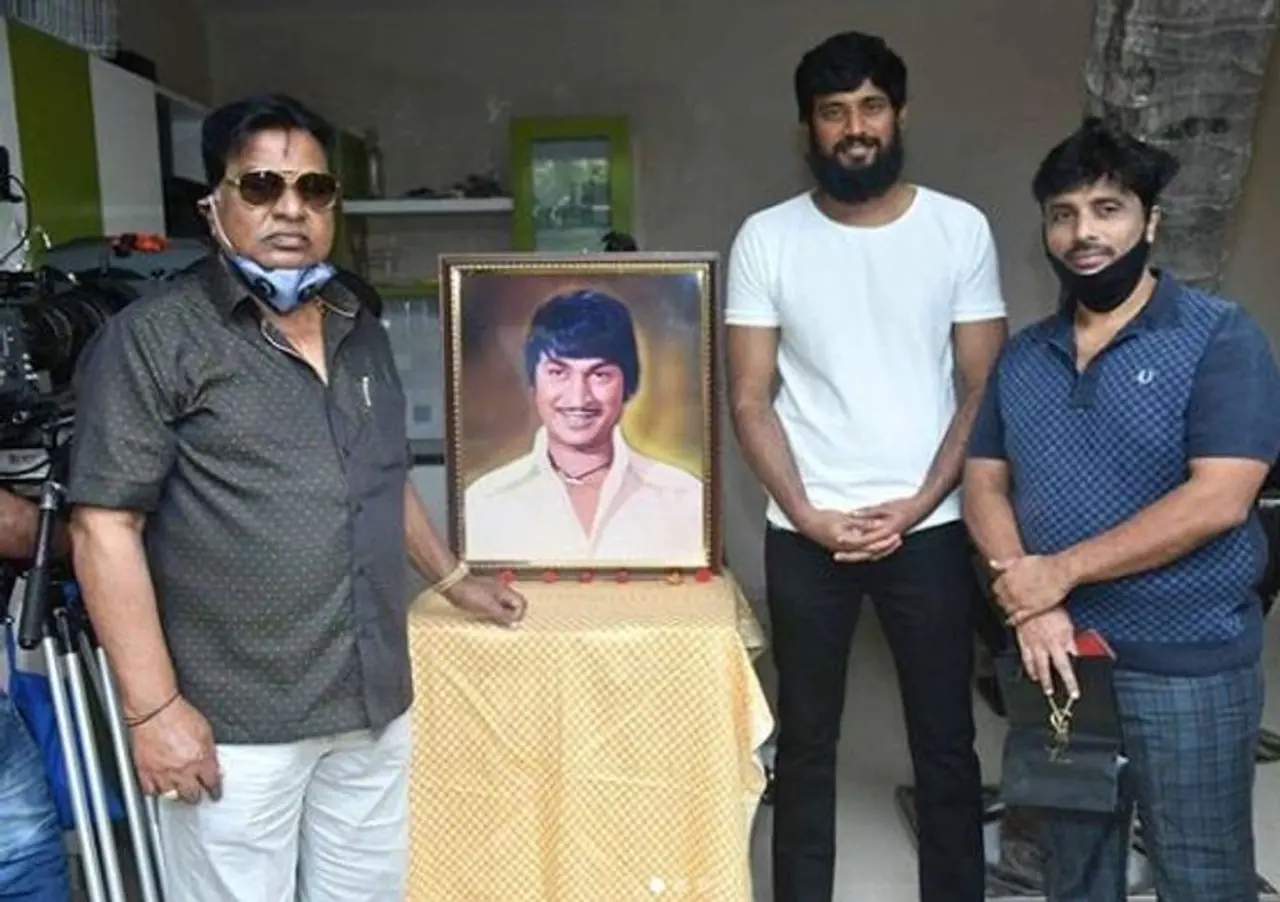 <p>ಕೊರೋನಾ ಸಂಕಷ್ಟದಲ್ಲೂ ಸಂದೇಶ್ ಪ್ರೊಡಕ್ಷನ್ನಲ್ಲಿ ಎರಡು ಸಿನಿಮಾಗಳು ಸೆಟ್ಟೇರಿವೆ. </p> <p>ಕೊರೋನಾ ಸಂಕಷ್ಟದಲ್ಲೂ ಸಂದೇಶ್ ಪ್ರೊಡಕ್ಷನ್ನಲ್ಲಿ ಎರಡು ಸಿನಿಮಾಗಳು ಸೆಟ್ಟೇರಿವೆ. </p>