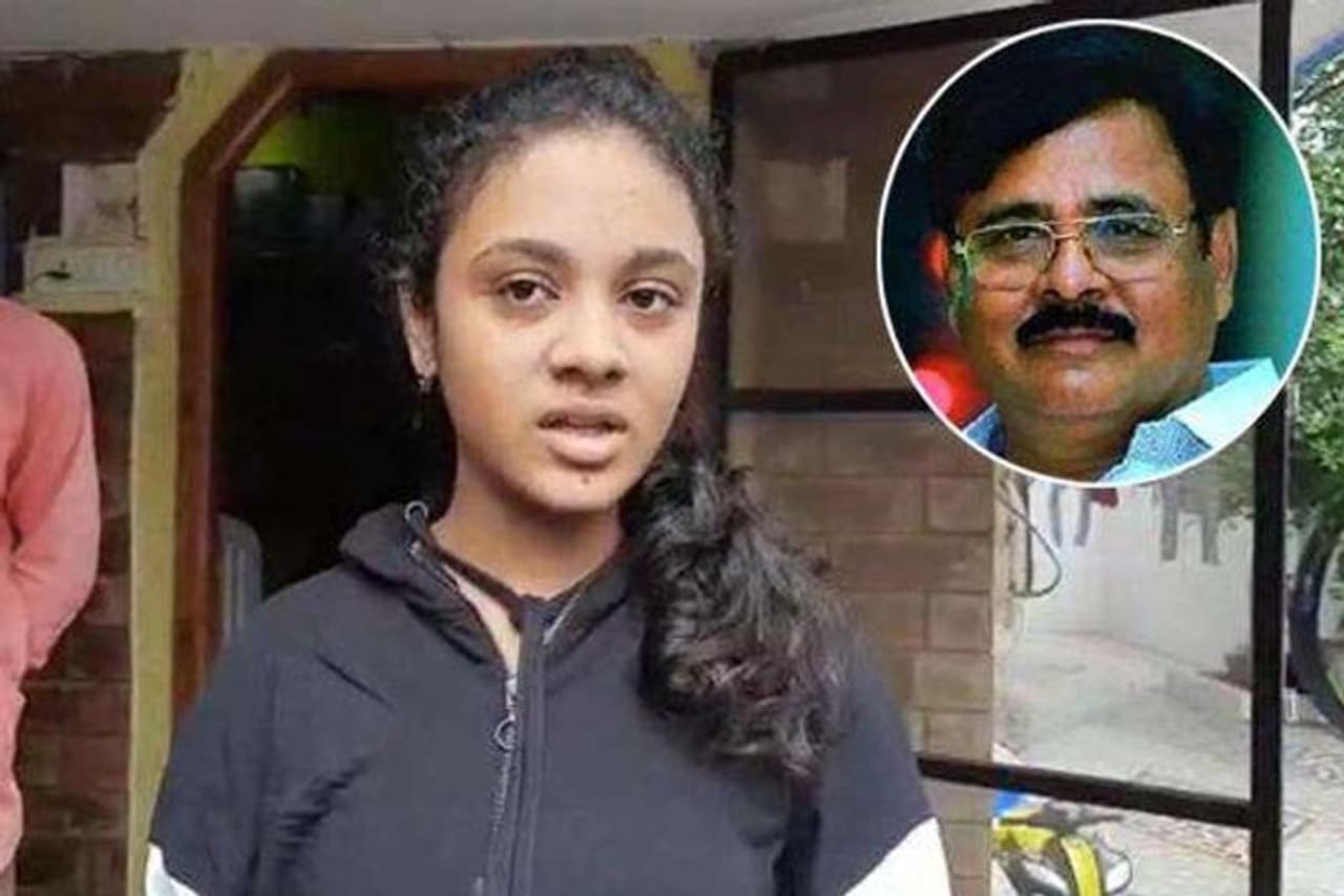 <p style="text align: justify;">రామ్ గోపాల్ వర్మ.. అమృత ప్రణయ్ల ప్రేమకథతో సినిమాను తెరకెక్కిస్తుండటంపై అమృత స్పందించినట్టుగా ఓ నోట్ సోషల్ మీడియాలో వైరల్ అవుతోంది. అందులో వర్మ తమ కథతో సినిమా తీస్తున్నట్టుగా వార్తలు రావటంతో తనకు ఆత్మహత్య చేసుకోవాలనిపించిదని అమృత కామెంట్ చేసినట్టుగా ఉంది. దీంతో ఒక్కసారిగా ఈ నోట్ హాట్ టాపిక్గా మారింది.</p> <p style="text align: justify;">రామ్ గోపాల్ వర్మ.. అమృత ప్రణయ్ల ప్రేమకథతో సినిమాను తెరకెక్కిస్తుండటంపై అమృత స్పందించినట్టుగా ఓ నోట్ సోషల్ మీడియాలో వైరల్ అవుతోంది. అందులో వర్మ తమ కథతో సినిమా తీస్తున్నట్టుగా వార్తలు రావటంతో తనకు ఆత్మహత్య చేసుకోవాలనిపించిదని అమృత కామెంట్ చేసినట్టుగా ఉంది. దీంతో ఒక్కసారిగా ఈ నోట్ హాట్ టాపిక్గా మారింది.</p>