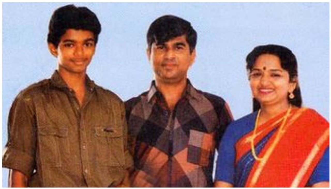 <p>തമിഴ് സംവിധായകനായ എസ് എ ചന്ദ്രശേഖറിന്റെയും പിന്നണി ഗായികയായി ശോഭയുടെയും മകനായി 1974 ജൂണ് 22നാണ് വിജയ് ജനിച്ചത്.</p> <p>തമിഴ് സംവിധായകനായ എസ് എ ചന്ദ്രശേഖറിന്റെയും പിന്നണി ഗായികയായി ശോഭയുടെയും മകനായി 1974 ജൂണ് 22നാണ് വിജയ് ജനിച്ചത്.</p>