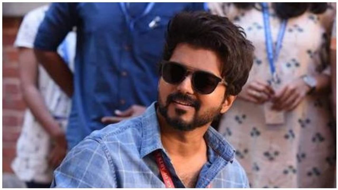 <p>தமிழ் திரையுலகில் 50 கோடிக்கு மேல் சம்பளம் வாங்கும் நடிகர்களில் ஒருவர் தளபதி விஜய். இவருக்கு சொந்தமாக சென்னையில் பல வீடுகள், திருமண மண்டபங்கள் இருந்தாலும், சமீபத்தில் நீலாங்கரையில் நவீன தொழில்நுட்பங்களுடன் கொண்ட வீட்டை கட்டி வசித்து வருகிறார்.</p> <p>தமிழ் திரையுலகில் 50 கோடிக்கு மேல் சம்பளம் வாங்கும் நடிகர்களில் ஒருவர் தளபதி விஜய். இவருக்கு சொந்தமாக சென்னையில் பல வீடுகள், திருமண மண்டபங்கள் இருந்தாலும், சமீபத்தில் நீலாங்கரையில் நவீன தொழில்நுட்பங்களுடன் கொண்ட வீட்டை கட்டி வசித்து வருகிறார்.</p>