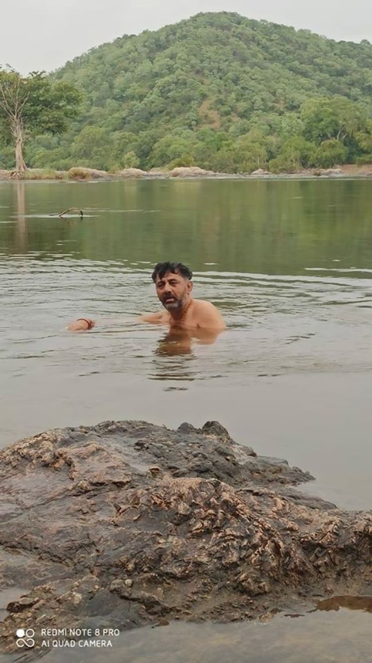 <p>ಕೆಪಿಸಿಸಿ ಅಧ್ಯಕ್ಷ ಡಿಕೆಶಿ ತಮ್ಮ ಸ್ವಕ್ಷೇತ್ರ ಕನಕಪುರದ ದೊಡ್ಡಹಾಲಹಳ್ಳಿ ಬಳಿ ಇರುವ ಕಾವೇರಿ ನದಿಯಲ್ಲಿ ಈಜಾಡಿ 40 ವರ್ಷಗಳ ಹಳೆಯ ಬಾಲ್ಯದ ನೆನಪುಗಳನ್ನು ಮೆಲುಕು ಹಾಕಿದರು.</p> <p>ಕೆಪಿಸಿಸಿ ಅಧ್ಯಕ್ಷ ಡಿಕೆಶಿ ತಮ್ಮ ಸ್ವಕ್ಷೇತ್ರ ಕನಕಪುರದ ದೊಡ್ಡಹಾಲಹಳ್ಳಿ ಬಳಿ ಇರುವ ಕಾವೇರಿ ನದಿಯಲ್ಲಿ ಈಜಾಡಿ 40 ವರ್ಷಗಳ ಹಳೆಯ ಬಾಲ್ಯದ ನೆನಪುಗಳನ್ನು ಮೆಲುಕು ಹಾಕಿದರು.</p>