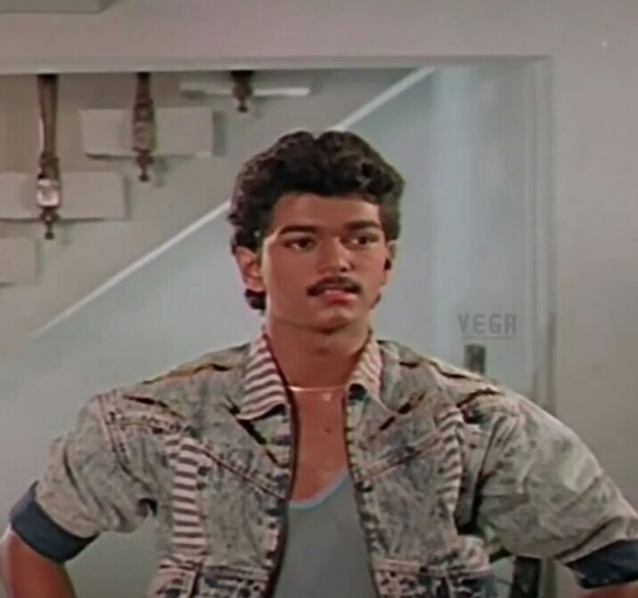 <p><br />படிப்பை விட நடிப்பை அதிகம் நேசித்த தளபதி, தமிழ் சினிமாவின் பிரபல இயக்குநரான தனது அப்பா தன்னை நடிக்க வைக்க ஒப்புக்கொள்ளாததால் வீட்டை விட்டே ஓடிபோன கதை எல்லாம் உண்டு. </p> <p><br />படிப்பை விட நடிப்பை அதிகம் நேசித்த தளபதி, தமிழ் சினிமாவின் பிரபல இயக்குநரான தனது அப்பா தன்னை நடிக்க வைக்க ஒப்புக்கொள்ளாததால் வீட்டை விட்டே ஓடிபோன கதை எல்லாம் உண்டு. </p>