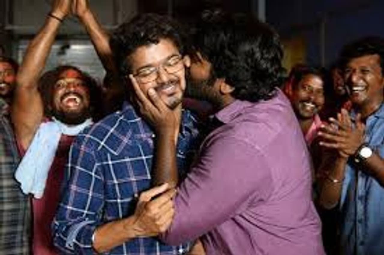 <p>லோகேஷ் கனகராஜ் இயக்கத்தில் விஜய் நடித்துள்ள மாஸ்டர் படத்தை காண ரசிகர்கள் ஆவலுடன் காத்திருக்கின்றனர். அதிலும் இதில் விஜய்க்கு வில்லனாக நடிப்பது நம்ம மக்கள் செல்வன் விஜய் சேதுபதி அப்படியென்றால் சொல்ல வேண்டுமா? என எதிர்பார்ப்பு ஏகப்பட்ட அளவிற்கு எகிறியுள்ளது.&nbsp;</p>