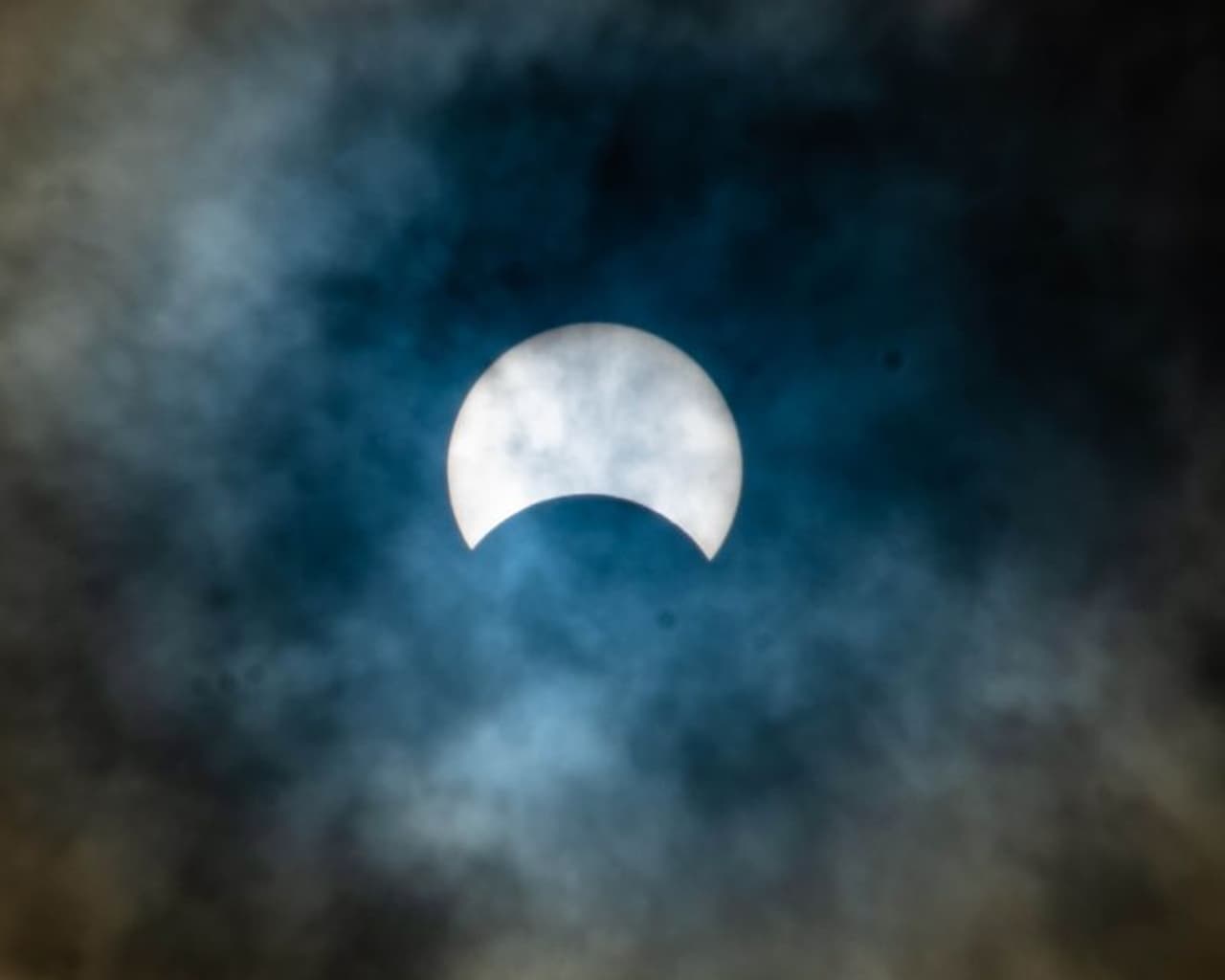 <p>ಮಧ್ಯಾಹ್ನ ವೇಳೆಗೆ ಮೋಡ ಮರೆಯಾಗುತ್ತಿದ್ದಂತೆ ಗ್ರಹಣ ಪೂರ್ತಿ ಗೋಚರ ಸಾಧ್ಯವಾಯಿತು. ಖಗೋಳ ವೀಕ್ಷಕರು ಗ್ರಹಣ ವೀಕ್ಷಣೆ ನಡೆಸಿದರೆ, ಆಸ್ತಿಕರು ಉಪವಾಸವಿದ್ದು, ಗ್ರಹಣ ಜಪ ನೆರವೇರಿಸಿದರು.</p> <p>ಮಧ್ಯಾಹ್ನ ವೇಳೆಗೆ ಮೋಡ ಮರೆಯಾಗುತ್ತಿದ್ದಂತೆ ಗ್ರಹಣ ಪೂರ್ತಿ ಗೋಚರ ಸಾಧ್ಯವಾಯಿತು. ಖಗೋಳ ವೀಕ್ಷಕರು ಗ್ರಹಣ ವೀಕ್ಷಣೆ ನಡೆಸಿದರೆ, ಆಸ್ತಿಕರು ಉಪವಾಸವಿದ್ದು, ಗ್ರಹಣ ಜಪ ನೆರವೇರಿಸಿದರು.</p>