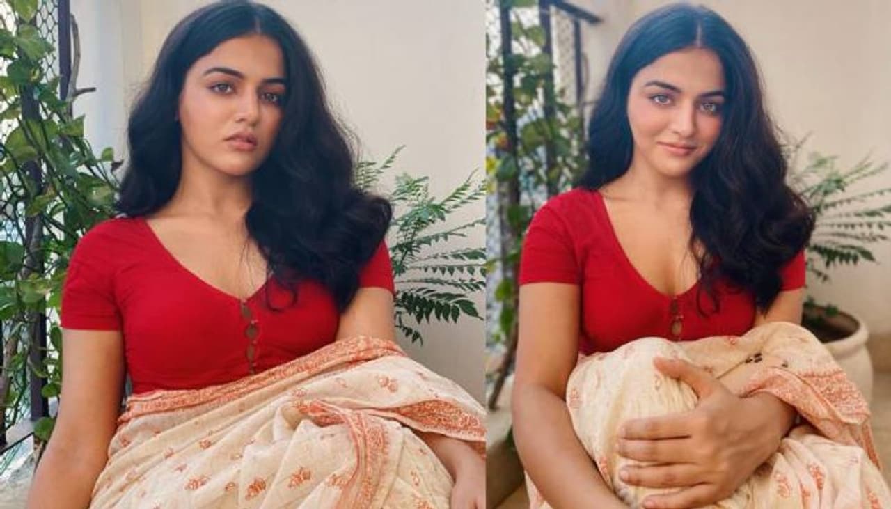 <p>സാരിയിൽ ഗ്ലാമർ ലുക്കിലാണ് താരം. അമ്മയുടെ പഴയ സാരിയാണ് വാമില ഫോട്ടോഷൂട്ടിനായി തിരഞ്ഞെടുത്തത്.<br />&nbsp;</p>