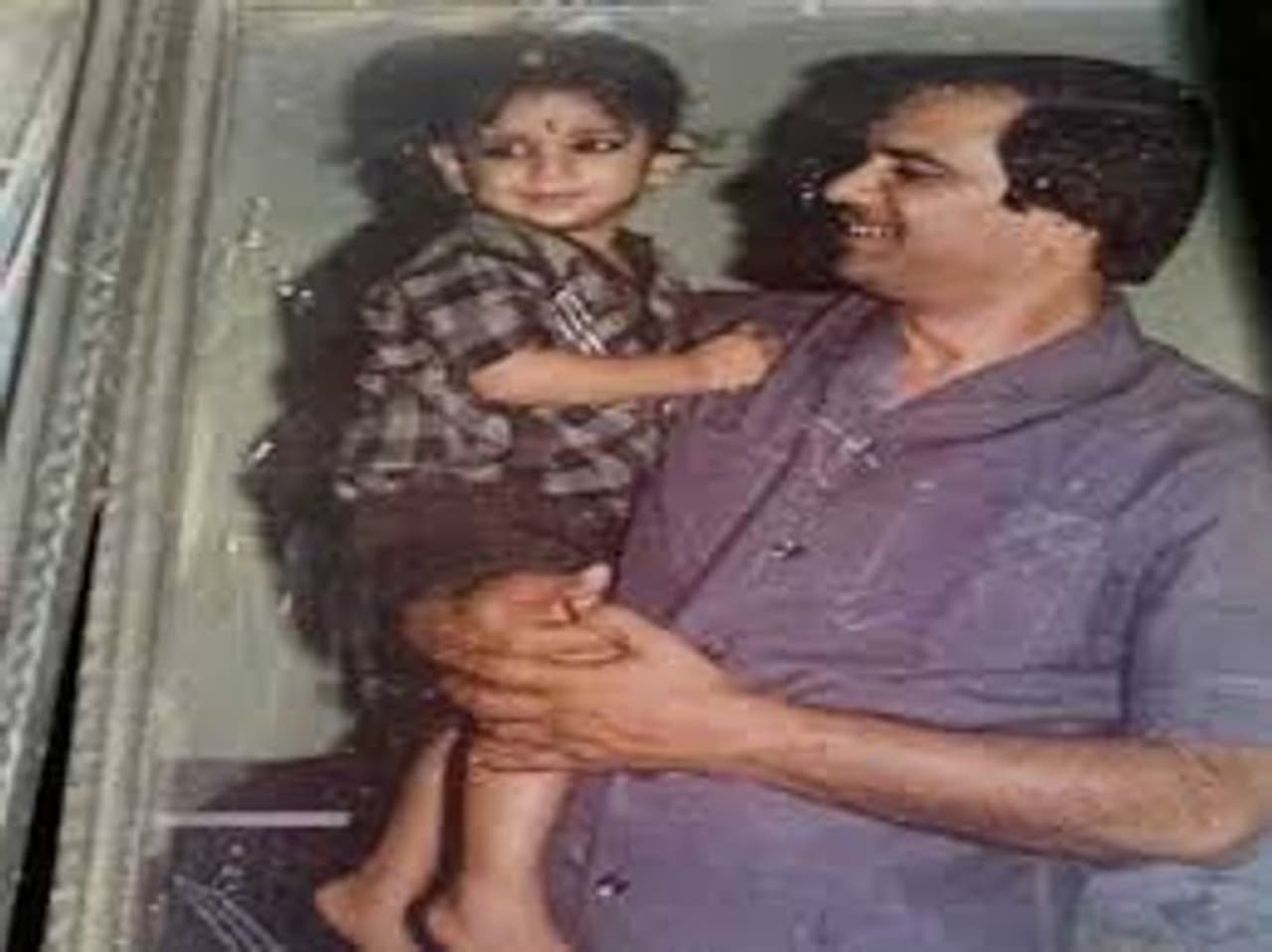 <p>சுஷாந்த் சிங் சிறுவயதில் தன் அப்பாவுடன் எடுத்த புகைப்படம் </p> <p>சுஷாந்த் சிங் சிறுவயதில் தன் அப்பாவுடன் எடுத்த புகைப்படம் </p>