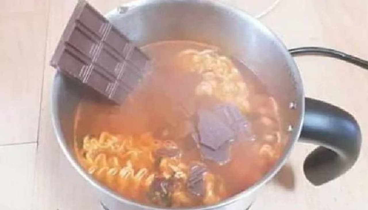 <p>కొన్ని విచిత్రమైన కాంబినేషన్లు చూస్తే.. ఒక్కసారి ఇదేంటీ అని బృకుటి ముడిపడుతుంది. అలాంటి విచిత్రమైన కాంబినేషన్ ఫుడ్డే చాక్లెట్ మ్యాగీ. </p><p>లాక్ డౌన్ పుణ్యమా అని నిరుడు అనేక రకాల కొత్త కొత్త వంటకాలు ఇంటర్నెట్ లో చక్కర్లు కొట్టాయి. ఇప్పుడూ అదే పరిస్థితి పునరావృతం అవుతోంది. అలాంటి ఓ విచిత్రమైన వంటకమే ఇది. </p> <p>కొన్ని విచిత్రమైన కాంబినేషన్లు చూస్తే.. ఒక్కసారి ఇదేంటీ అని బృకుటి ముడిపడుతుంది. అలాంటి విచిత్రమైన కాంబినేషన్ ఫుడ్డే చాక్లెట్ మ్యాగీ. </p><p>లాక్ డౌన్ పుణ్యమా అని నిరుడు అనేక రకాల కొత్త కొత్త వంటకాలు ఇంటర్నెట్ లో చక్కర్లు కొట్టాయి. ఇప్పుడూ అదే పరిస్థితి పునరావృతం అవుతోంది. అలాంటి ఓ విచిత్రమైన వంటకమే ఇది. </p>