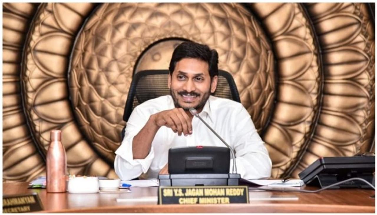 <p>ആന്ധ്രപ്രദേശിലെ സര്ക്കാര് സ്കൂളുകളിലെ സൌകര്യങ്ങള് കണ്ട് അമ്പരന്ന് സമൂഹമാധ്യമങ്ങള്. ആന്ധ്ര മുഖ്യമന്ത്രി വൈ എസ് ജഗ്മോഹന് റെഡ്ഢിയുടെ തെരഞ്ഞെടുപ്പ് കാലത്തെ പ്രധാന വാഗ്ദാനമായിരുന്നു സര്ക്കാര് സ്കൂളുകളുടെ നവീകരണം. </p> <p>ആന്ധ്രപ്രദേശിലെ സര്ക്കാര് സ്കൂളുകളിലെ സൌകര്യങ്ങള് കണ്ട് അമ്പരന്ന് സമൂഹമാധ്യമങ്ങള്. ആന്ധ്ര മുഖ്യമന്ത്രി വൈ എസ് ജഗ്മോഹന് റെഡ്ഢിയുടെ തെരഞ്ഞെടുപ്പ് കാലത്തെ പ്രധാന വാഗ്ദാനമായിരുന്നു സര്ക്കാര് സ്കൂളുകളുടെ നവീകരണം. </p>