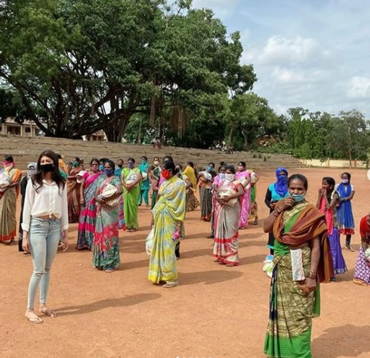 <p>ಲಾಕ್ಡೌನ್ ಪ್ರಾರಂಭದಿಂದಲ್ಲೂ ವಲಸೆ ಕಾರ್ಮಿಕರಿಗೆ ಸಹಾಯ ಮಾಡುತ್ತಿರುವ ನಟಿ ಪ್ರಣೀತಾ ಫೌಂಡೇಶನ್.</p> <p>ಲಾಕ್ಡೌನ್ ಪ್ರಾರಂಭದಿಂದಲ್ಲೂ ವಲಸೆ ಕಾರ್ಮಿಕರಿಗೆ ಸಹಾಯ ಮಾಡುತ್ತಿರುವ ನಟಿ ಪ್ರಣೀತಾ ಫೌಂಡೇಶನ್.</p>