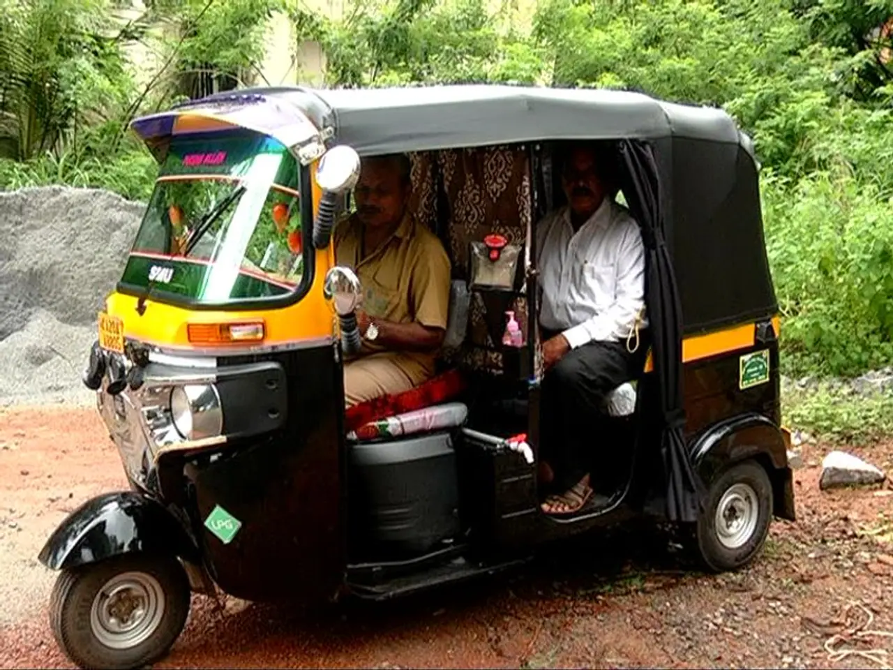 <p>ಬಸ್ಗಳಲ್ಲಿ ಪ್ರಯಾಣಿಕರ ಸುರಕ್ಷತೆಗಾಗಿ ಸ್ಯಾನಿಟೈಸರ್ ಇಡುವುದು ಕಡ್ಡಾಯವಾಗಿದ್ದರೂ, ಉಡುಪಿಯ ಬಹುತೇಕ ಬಸ್ಸುಗಳಲ್ಲಿ ಸ್ಯಾನಿಟೈಸರೂ ಇಲ್ಲ, ಸುರಕ್ಷತೆಯೂ ಇಲ್ಲ. ಆದರೆ ಇಲ್ಲೊಂದು ಆಟೋ ಮಾತ್ರ ಸೇಫ್</p> <p>ಬಸ್ಗಳಲ್ಲಿ ಪ್ರಯಾಣಿಕರ ಸುರಕ್ಷತೆಗಾಗಿ ಸ್ಯಾನಿಟೈಸರ್ ಇಡುವುದು ಕಡ್ಡಾಯವಾಗಿದ್ದರೂ, ಉಡುಪಿಯ ಬಹುತೇಕ ಬಸ್ಸುಗಳಲ್ಲಿ ಸ್ಯಾನಿಟೈಸರೂ ಇಲ್ಲ, ಸುರಕ್ಷತೆಯೂ ಇಲ್ಲ. ಆದರೆ ಇಲ್ಲೊಂದು ಆಟೋ ಮಾತ್ರ ಸೇಫ್</p>