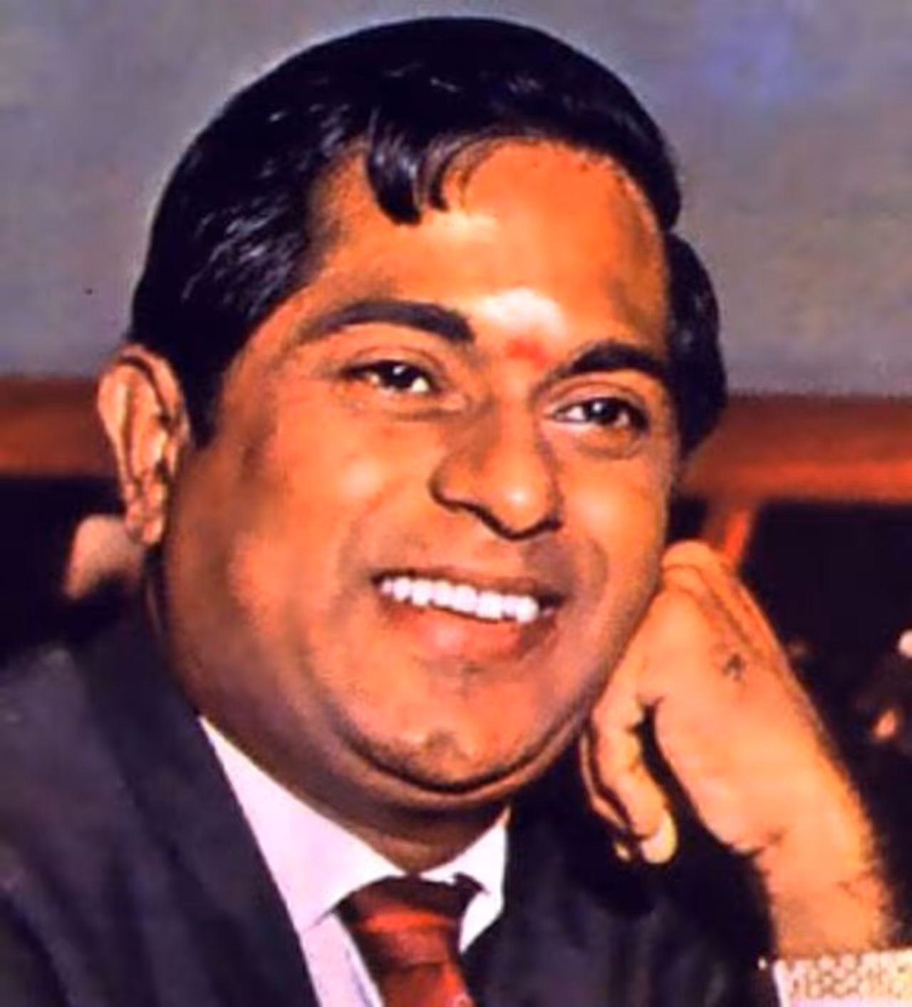 <p>கேரளாவின் பாலக்காட்டுக்கு அருகில் எலப்புள்ளி என்ற கிராமத்தில் 1928ம் ஆண்டு, ஜூன் 24 ஆம் தேதி மலையாளக் குடும்பத்தில் பிறந்தவர் மனயங்கத்து சுப்பிரமணியன் விசுவநாதன் எனப்படு எம்.எஸ்.விஸ்வநாதன்.</p> <p>கேரளாவின் பாலக்காட்டுக்கு அருகில் எலப்புள்ளி என்ற கிராமத்தில் 1928ம் ஆண்டு, ஜூன் 24 ஆம் தேதி மலையாளக் குடும்பத்தில் பிறந்தவர் மனயங்கத்து சுப்பிரமணியன் விசுவநாதன் எனப்படு எம்.எஸ்.விஸ்வநாதன்.</p>