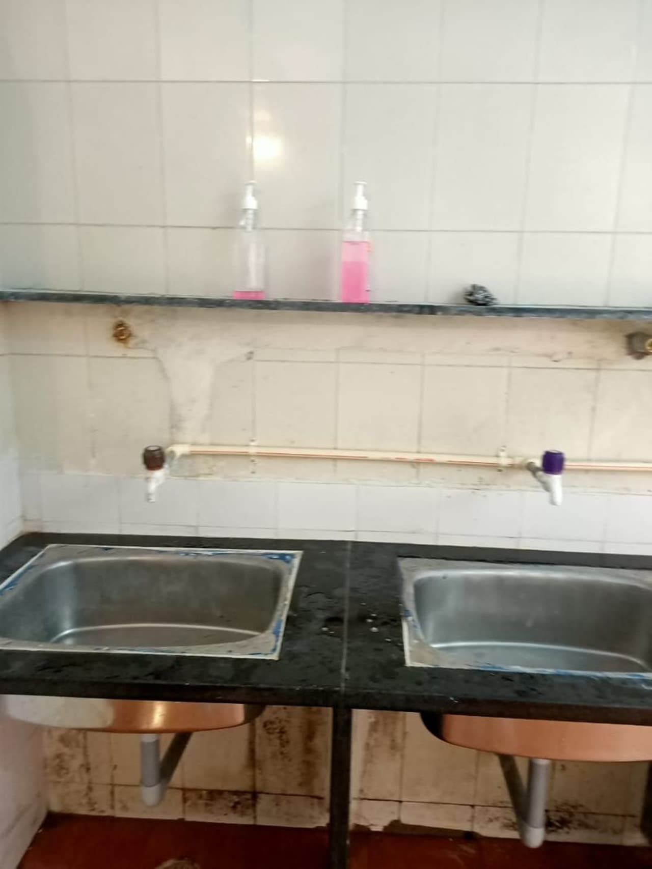 <p>ಕೊರೋನಾ ಸೋಂಕಿಗೆ ತುತ್ತಾಗುವವವರನ್ನು ನಗರದ ರಾಜೀವ್ಗಾಂಧಿ ಮತ್ತು ವಿಕ್ಟೋರಿಯಾ ಆಸ್ಪತ್ರೆಗಳಲ್ಲಿ ಚಿಕಿತ್ಸೆ ನೀಡಲಾಗುತ್ತಿದೆ. ಆದರೆ, ದಿನ ಕಳೆದಂತೆ ರೋಗಿಗಳ ಸಂಖ್ಯೆ ಹೆಚ್ಚಾಗುತ್ತಿದ್ದು, ರೋಗಿಗಳಿಗೆ ಸೂಕ್ತ ಆರೈಕೆ ಲಭ್ಯವಾಗುತ್ತಿಲ್ಲ ಎಂಬ ಆರೋಪ ಕೇಳಿ ಬಂದಿತ್ತು.</p> <p>ಕೊರೋನಾ ಸೋಂಕಿಗೆ ತುತ್ತಾಗುವವವರನ್ನು ನಗರದ ರಾಜೀವ್ಗಾಂಧಿ ಮತ್ತು ವಿಕ್ಟೋರಿಯಾ ಆಸ್ಪತ್ರೆಗಳಲ್ಲಿ ಚಿಕಿತ್ಸೆ ನೀಡಲಾಗುತ್ತಿದೆ. ಆದರೆ, ದಿನ ಕಳೆದಂತೆ ರೋಗಿಗಳ ಸಂಖ್ಯೆ ಹೆಚ್ಚಾಗುತ್ತಿದ್ದು, ರೋಗಿಗಳಿಗೆ ಸೂಕ್ತ ಆರೈಕೆ ಲಭ್ಯವಾಗುತ್ತಿಲ್ಲ ಎಂಬ ಆರೋಪ ಕೇಳಿ ಬಂದಿತ್ತು.</p>