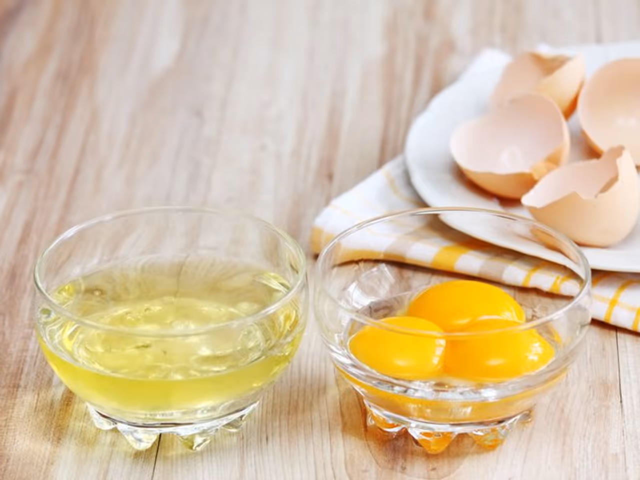 <p>മൂന്ന് ടീസ്പൂൺ മുട്ടയുടെ വെള്ള കണ്ണുകൾക്ക് ചുറ്റും പുരട്ടുക. ഉണങ്ങി കഴിഞ്ഞാൽ തണുത്ത വെള്ളത്തിൽ കഴുകി കളയുക. ആഴ്ചയിൽ രണ്ടോ മൂന്നോ ദിവസം ഇത് ഇടാവുന്നതാണ്. കണ്ണിന് ചുറ്റമുള്ള കറുപ്പകറ്റാൻ സഹായിക്കും.<br /> </p> <p>മൂന്ന് ടീസ്പൂൺ മുട്ടയുടെ വെള്ള കണ്ണുകൾക്ക് ചുറ്റും പുരട്ടുക. ഉണങ്ങി കഴിഞ്ഞാൽ തണുത്ത വെള്ളത്തിൽ കഴുകി കളയുക. ആഴ്ചയിൽ രണ്ടോ മൂന്നോ ദിവസം ഇത് ഇടാവുന്നതാണ്. കണ്ണിന് ചുറ്റമുള്ള കറുപ്പകറ്റാൻ സഹായിക്കും.<br /> </p>