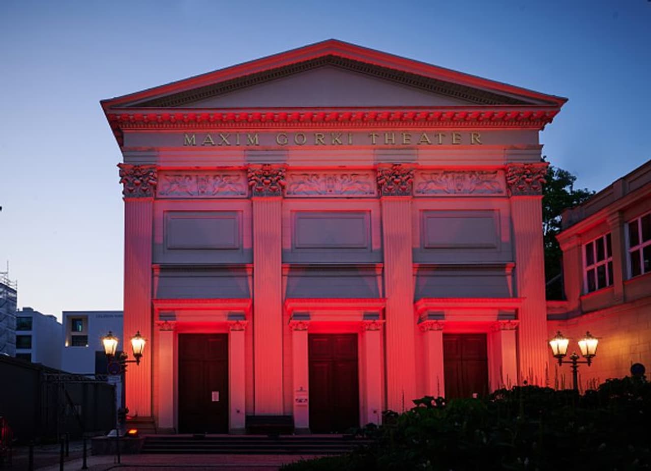 <p>ഇതേ തുടര്ന്നാണ് ജര്മ്മനിയിലെ ഇവന്റ് മാനേജ്മെന്റ് കമ്പനികള് തങ്ങള്ക്ക് സംഭവിച്ച നഷ്ടങ്ങളെക്കുറിച്ച് അധികൃതര്ക്ക് അവബോധമുണ്ടാക്കാനായി 'നൈറ്റ് ഓഫ് ലൈറ്റ്' എന്ന പരിപാടി നടത്തിയത്. </p> <p>ഇതേ തുടര്ന്നാണ് ജര്മ്മനിയിലെ ഇവന്റ് മാനേജ്മെന്റ് കമ്പനികള് തങ്ങള്ക്ക് സംഭവിച്ച നഷ്ടങ്ങളെക്കുറിച്ച് അധികൃതര്ക്ക് അവബോധമുണ്ടാക്കാനായി 'നൈറ്റ് ഓഫ് ലൈറ്റ്' എന്ന പരിപാടി നടത്തിയത്. </p>