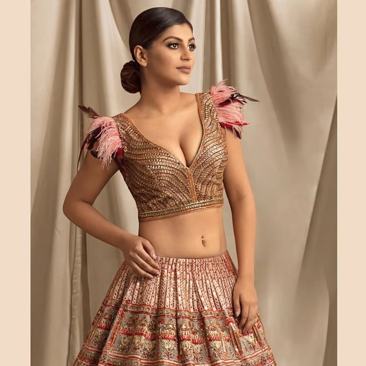 <p>முதல் படத்திலேயே, கவர்ச்சிகரமான வேடத்தில் அதுவும் அடல்ட் படத்தில் நடித்து, இளசுகளை சுண்டி இழுத்தவர் "இருட்டு அறையில் முரட்டு குத்து" பட நடிகை யாஷிகா ஆனந்த்.&nbsp;</p>