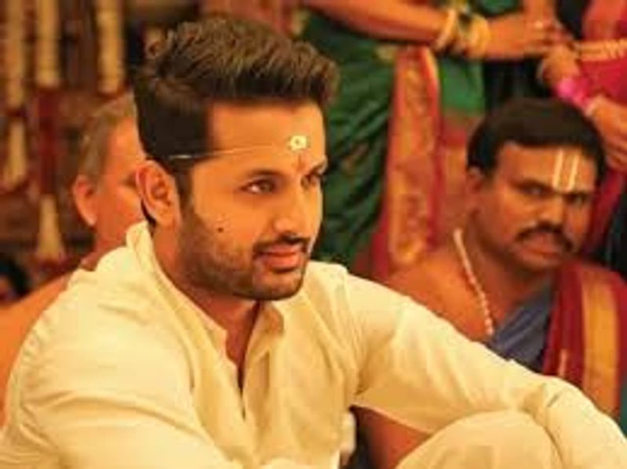 <p>தெலுங்கு சினிமாவில் முன்னணி இளம் ஹீரோவாக வலம் வருபவர் நிதின். இவர் டோலிவுட்டின் பிரபல விநியோகஸ்தர் மற்றும் தயாரிப்பாளரான சுதாகர் ரெட்டியின் மகன். </p> <p>தெலுங்கு சினிமாவில் முன்னணி இளம் ஹீரோவாக வலம் வருபவர் நிதின். இவர் டோலிவுட்டின் பிரபல விநியோகஸ்தர் மற்றும் தயாரிப்பாளரான சுதாகர் ரெட்டியின் மகன். </p>