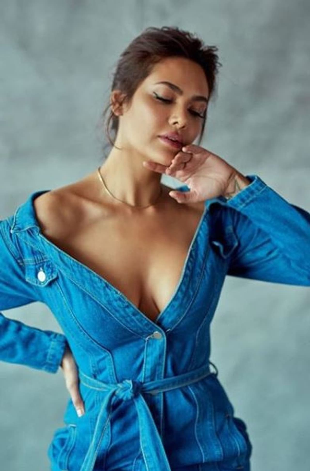 <p>ಕೈಕಾಲು ಆಡಿವಷ್ಟಾದರೂ ವಿಶಾಲವಾಗಿರುವ ಜಾಗದಲ್ಲಿ ಎರಡೂ ಕಾಲು ಜೋಡಿಸಿ ನಿಲ್ಲಿ.</p>