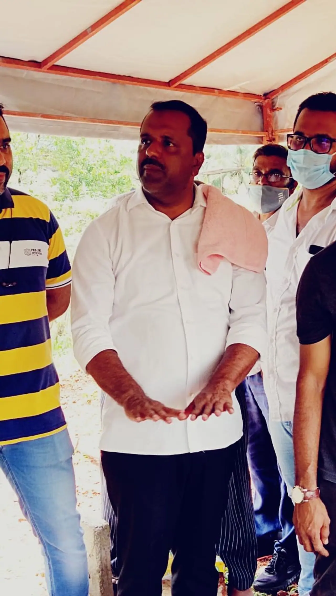 <p>ಕೊರೋನಾ ವೈರಸ್ನಿಂದ ಮೃತಪಟ್ಟ ವ್ಯಕ್ತಿಯ ಅಂತ್ಯಕ್ರಿಯೆಯಲ್ಲಿ ಪಿಪಿಇ ಕಿಟ್ ಧರಿಸದೇ ಪಾಲ್ಗೊಳ್ಳುವ ಮೂಲಕ ಮಾಜಿ ಸಚಿವ ಹಾಗೂ ಹಾಲಿ ಶಾಸಕ ಯು.ಟಿ. ಖಾದರ್ ವಿವಾದವೊಂದನ್ನು ಮೈಮೇಲೆ ಎಳೆದುಕೊಂಡಿದ್ದಾರೆ.</p> <p>ಕೊರೋನಾ ವೈರಸ್ನಿಂದ ಮೃತಪಟ್ಟ ವ್ಯಕ್ತಿಯ ಅಂತ್ಯಕ್ರಿಯೆಯಲ್ಲಿ ಪಿಪಿಇ ಕಿಟ್ ಧರಿಸದೇ ಪಾಲ್ಗೊಳ್ಳುವ ಮೂಲಕ ಮಾಜಿ ಸಚಿವ ಹಾಗೂ ಹಾಲಿ ಶಾಸಕ ಯು.ಟಿ. ಖಾದರ್ ವಿವಾದವೊಂದನ್ನು ಮೈಮೇಲೆ ಎಳೆದುಕೊಂಡಿದ್ದಾರೆ.</p>