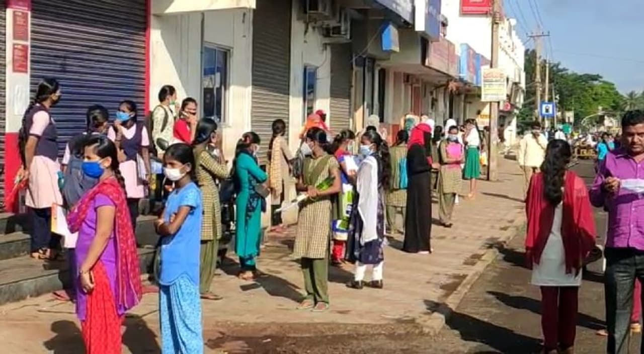 <p>ಬಾಗಲಕೋಟೆ ನಗರದಲ್ಲಿ ವಿದ್ಯಾರ್ಥಿಗಳು ಗುಂಪಾಗಿರೋದನ್ನು ಕಂಡು ಸಾಮಾಜಿಕ ಅಂತರ ಕಾಯಲು ಸೂಚಿಸಿದ ಶಾಲಾ ಸಿಬ್ಬಂದಿ</p> <p>ಬಾಗಲಕೋಟೆ ನಗರದಲ್ಲಿ ವಿದ್ಯಾರ್ಥಿಗಳು ಗುಂಪಾಗಿರೋದನ್ನು ಕಂಡು ಸಾಮಾಜಿಕ ಅಂತರ ಕಾಯಲು ಸೂಚಿಸಿದ ಶಾಲಾ ಸಿಬ್ಬಂದಿ</p>