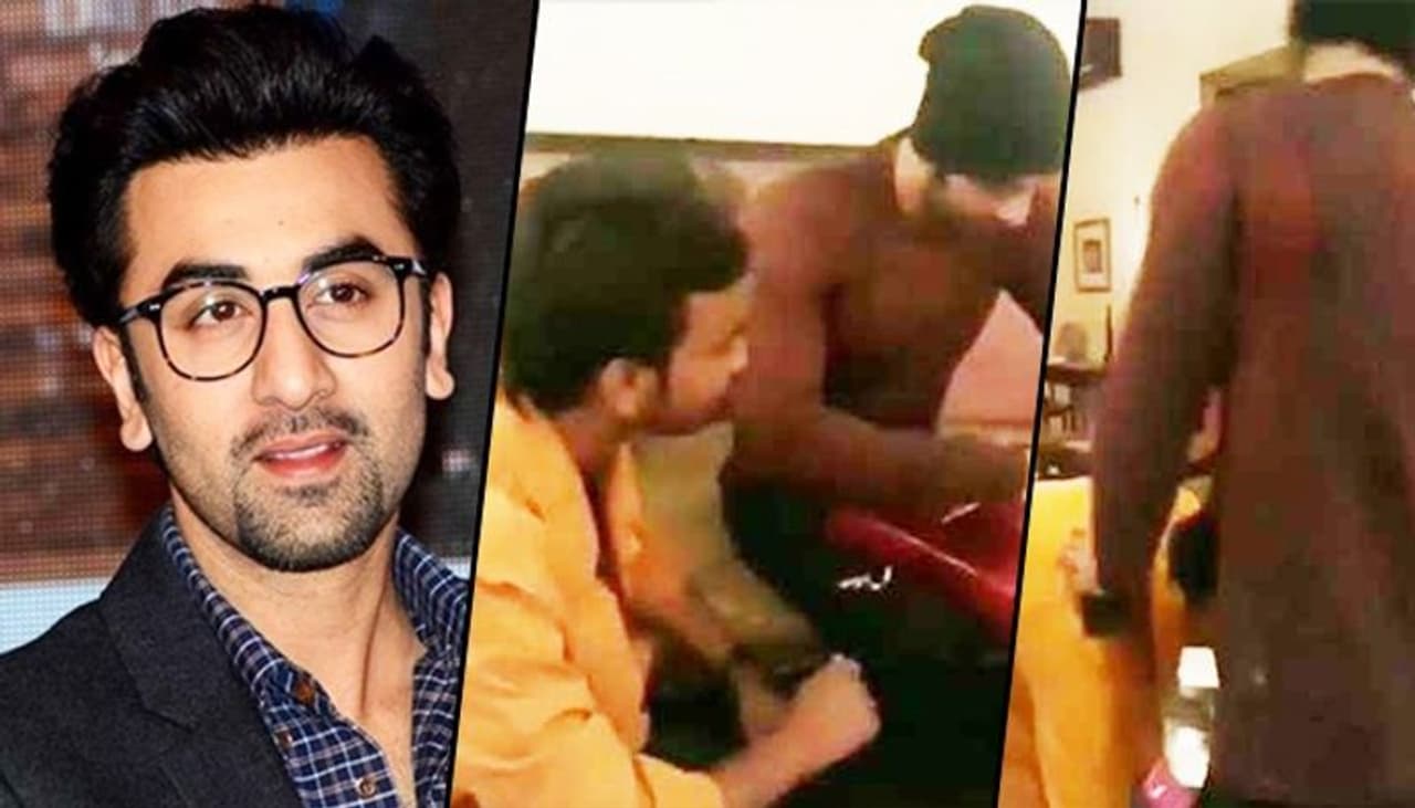 <p>It was a thrilling moment for a die hard fan of Ranbir Kapoor who got to meet him and hand over gifts to his favourite actor. But it made many netizens frown as the young fan treated the "Ae Dil Hai Mushkil" actor like a God by touching his feet.<br /> </p> <p>It was a thrilling moment for a die hard fan of Ranbir Kapoor who got to meet him and hand over gifts to his favourite actor. But it made many netizens frown as the young fan treated the "Ae Dil Hai Mushkil" actor like a God by touching his feet.<br /> </p>