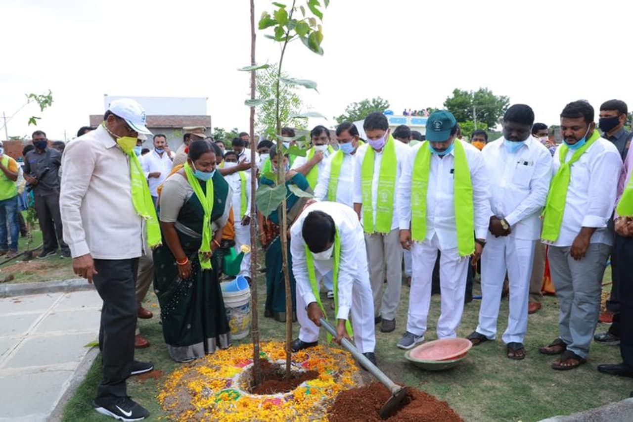 <p>సూర్యాపేట: చెట్ల పెంపకం ప్రాధాన్యతను మొదట గుర్తించింది ముఖ్యమంత్రి కేసీఆర్ అని రాష్ట్ర విద్యుత్ శాఖామంత్రి గుంటకండ్ల జగదీష్ రెడ్డి పేర్కొన్నారు. అందులో భాగంగానే హరితహారం పేరుతో గడిచిన ఆరు ఏండ్లుగా చైతన్యం తీసుకొచ్చి మొక్కల పెంపకంలో పోటీపడేలా చేసిన ఘనత ముమ్మాటికి కేసీఆర్ దే అని అన్నారు.</p> <p>సూర్యాపేట: చెట్ల పెంపకం ప్రాధాన్యతను మొదట గుర్తించింది ముఖ్యమంత్రి కేసీఆర్ అని రాష్ట్ర విద్యుత్ శాఖామంత్రి గుంటకండ్ల జగదీష్ రెడ్డి పేర్కొన్నారు. అందులో భాగంగానే హరితహారం పేరుతో గడిచిన ఆరు ఏండ్లుగా చైతన్యం తీసుకొచ్చి మొక్కల పెంపకంలో పోటీపడేలా చేసిన ఘనత ముమ్మాటికి కేసీఆర్ దే అని అన్నారు.</p>